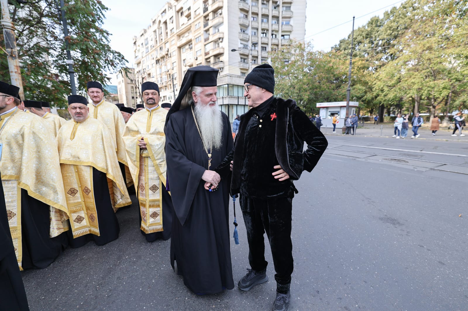 Procesiune religioasă în București, cu moaştele a cinci sfinți. Becali și Simion printre participanți. Programul sărbătorii Sfântului Dimitrie cel Nou