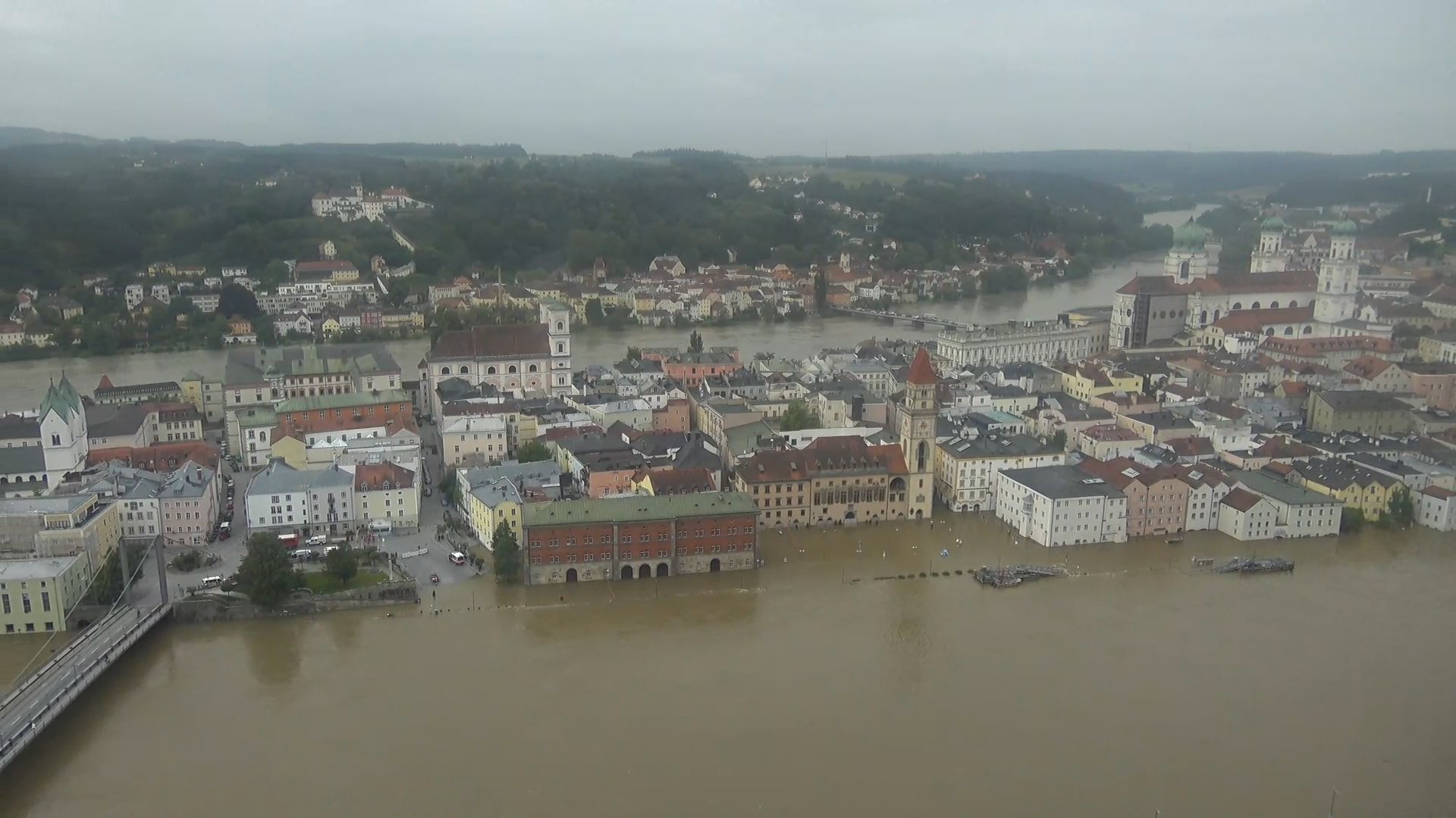 Nivelul apei pe Dunăre e de două ori mai mare decât în mod normal în orașul german Passau și fluviul și-a revărsat apele pe străzi
