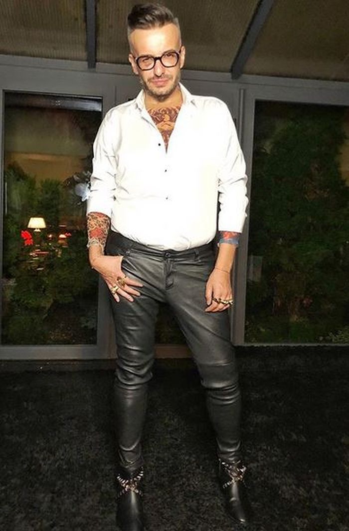 Prezentare de modă in memoriam Răzvan Ciobanu. Părinții regretatului designer au urmărit show-ul din public, cu lacrimi în ochi