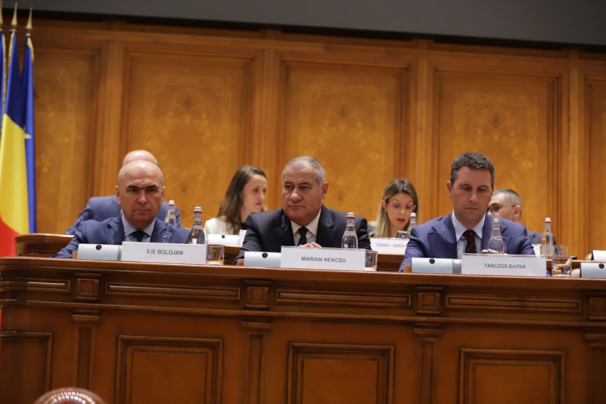 Toate cele patru moțiuni de cenzură depuse împotriva Guvernului Bolojan au fost respinse în Parlament. Ce urmează