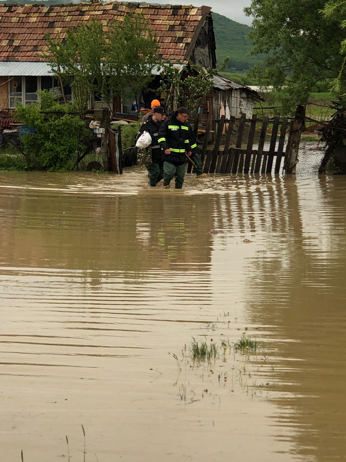 FOTO&VIDEO/ Zeci de locuințe și gospodării inundate în județul Vaslui. Pompierii au evacuat mai multe persoane și animale