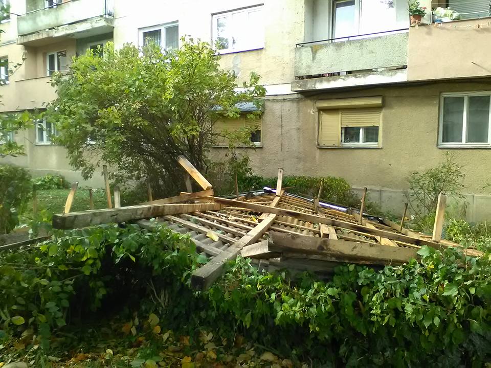 Acoperișurile mai multor blocuri din Satu Mare, smulse de vântul puternic. Vijelia a distrus și acoperișul unei biserici / FOTO
