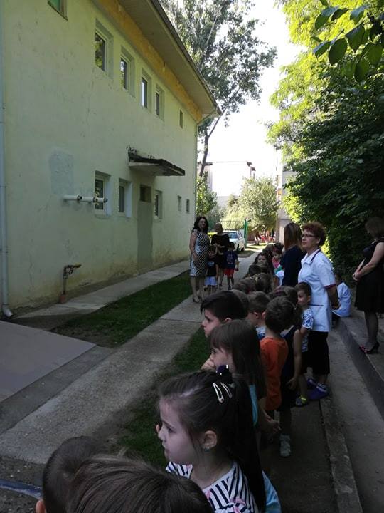 FOTOGALERIE | La Tecuci s-a tăiat panglica pentru o scară de incendiu. Primarul, întâmpinat cu pâine şi sare
