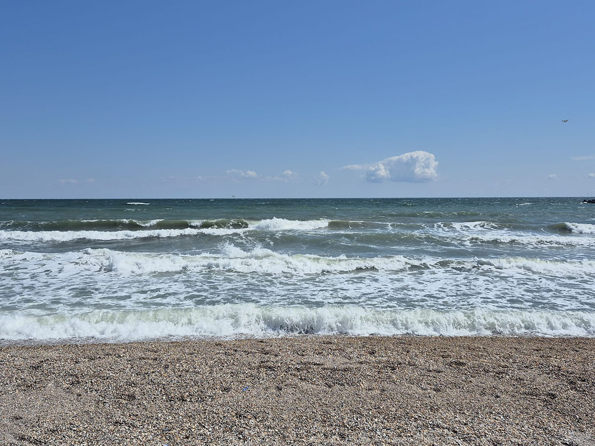 Minivacanța de 1 Mai a început timid în stațiunea Mamaia: puțini turiști, telegondole goale și vânt puternic pe litoral 
