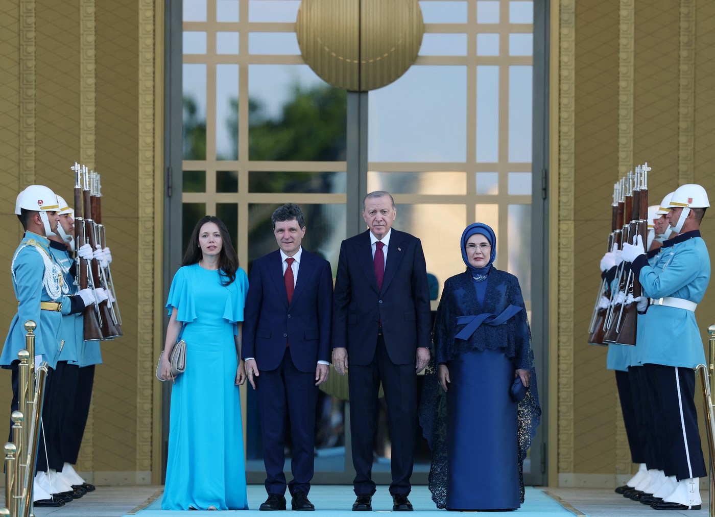 Gestul făcut de Nicușor Dan la întâlnirea cu Recep Tayyip Erdoğan și Emine Erdoğan. Ce s-a întâmplat chiar înaintea fotografiei oficiale