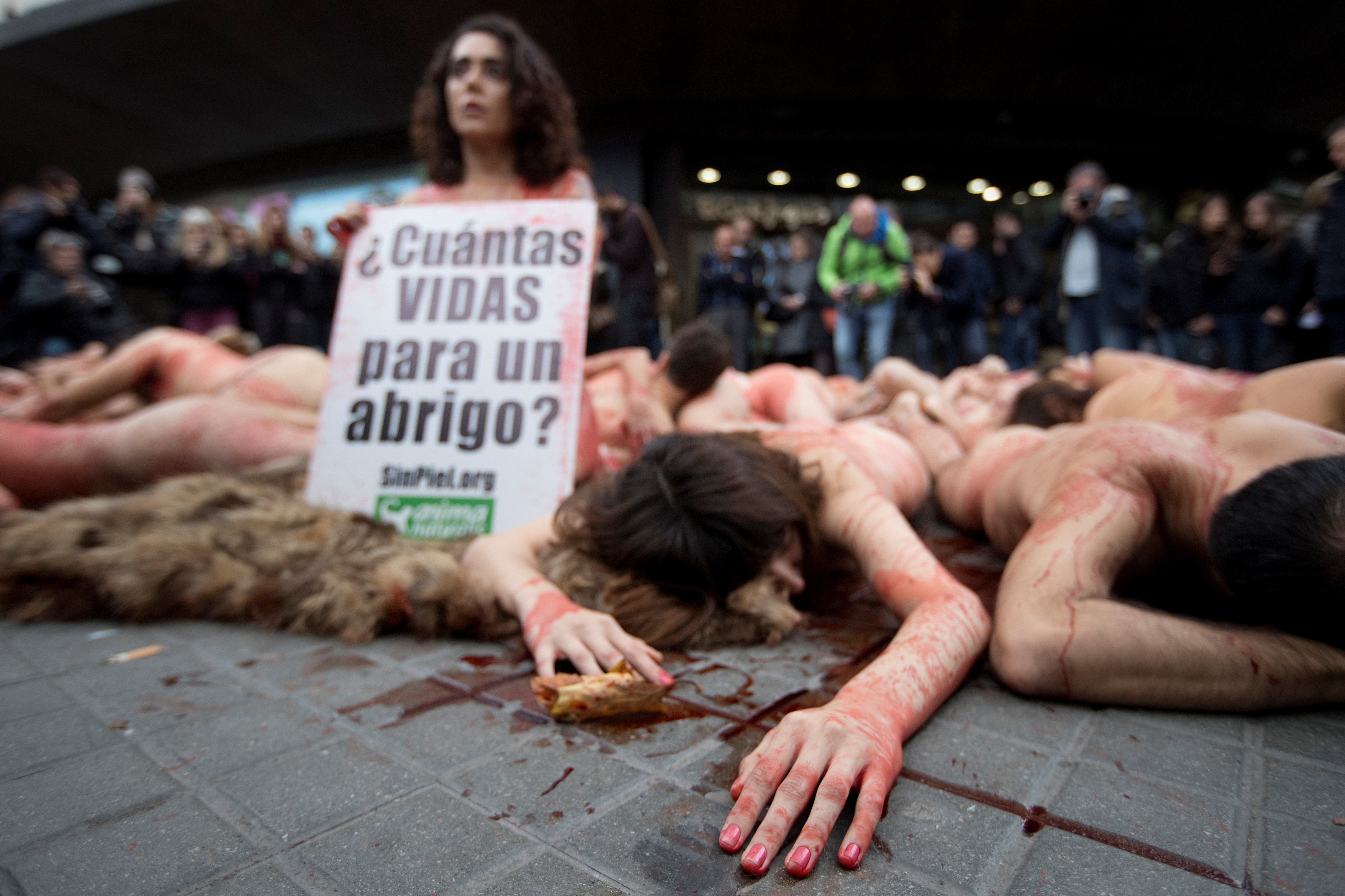 FOTO | Protest extrem la Barcelona! Zeci de oameni s-au dezbrăcat pentru a cere protecția animalelor