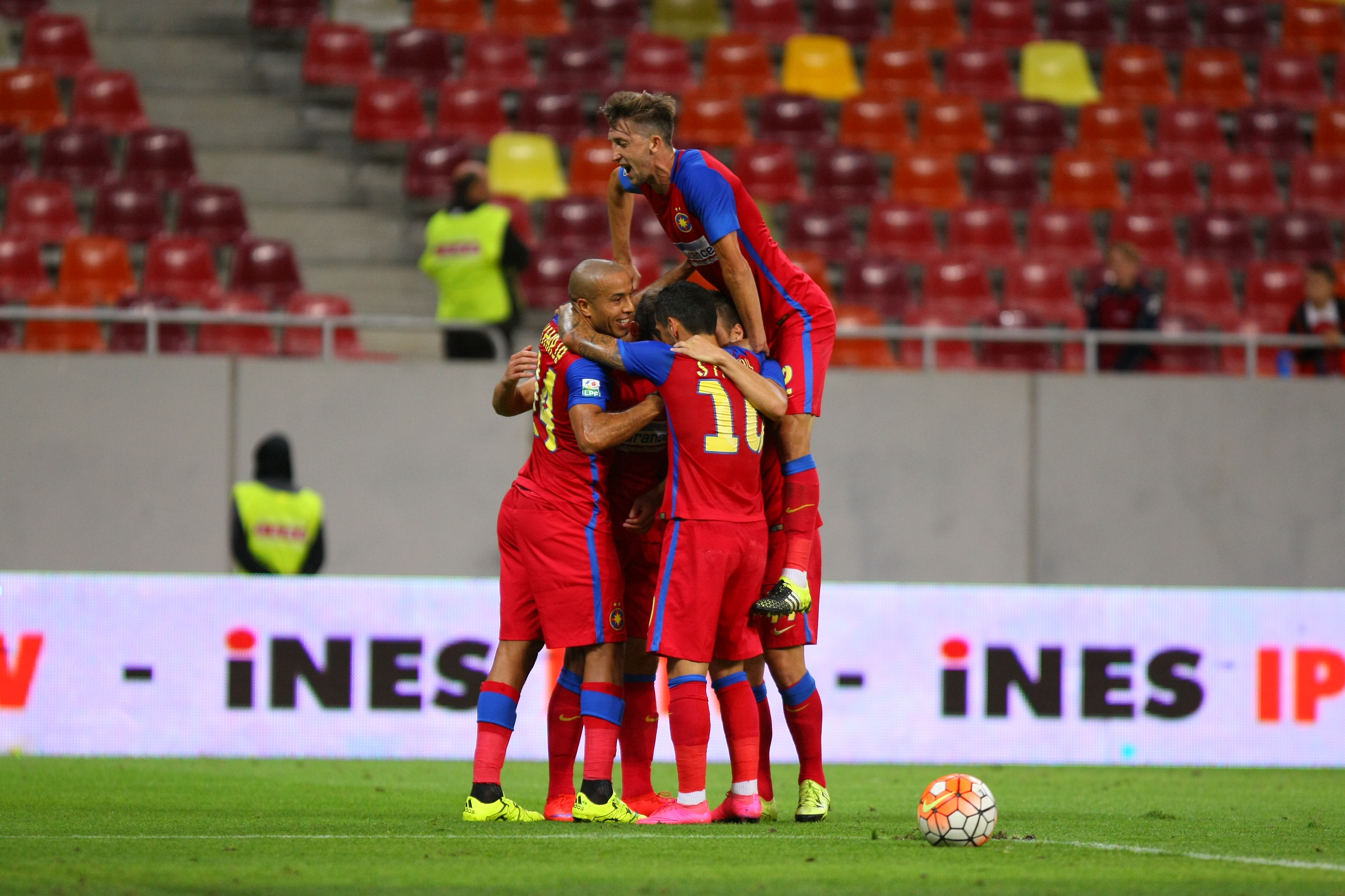 Liga I: Steaua - FC Voluntari 3-1. ^Hamroun, Chipciu și Stanciu l-au ridicat de pe bancă pe Rădoi, antrenorul fără licență al campioanei. Odată cu el, și pe ”principalul”-marionetă Țiți Dumitriu / GALERIE FOTO