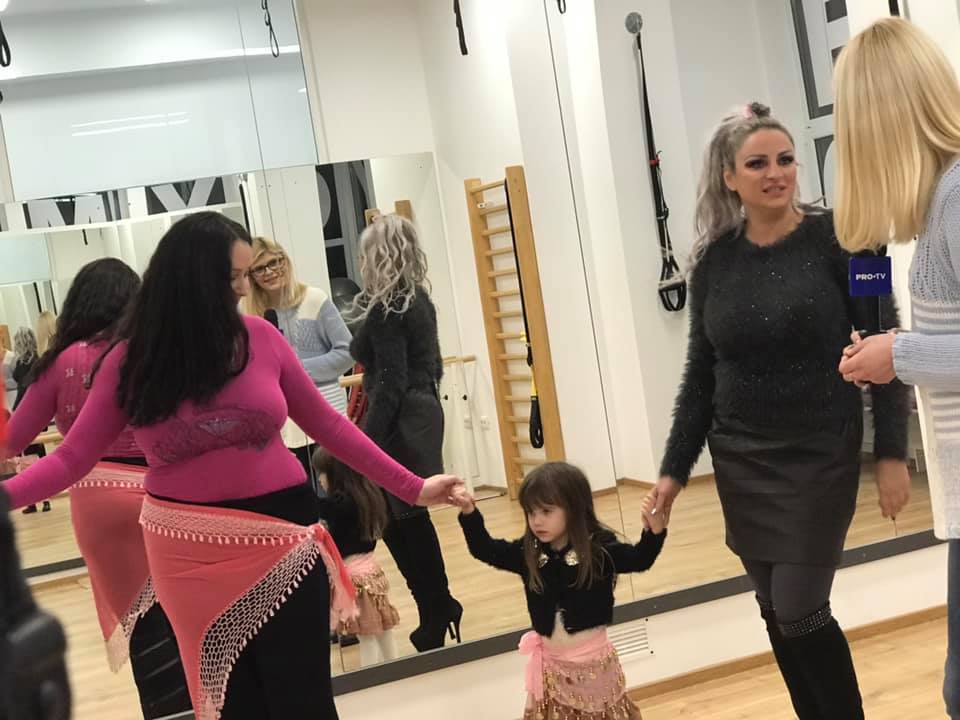 Fetița Sânzianei Buruiană ia lecții de dans din buric. S-o vezi cum se mișcă | FOTO &VIDEO