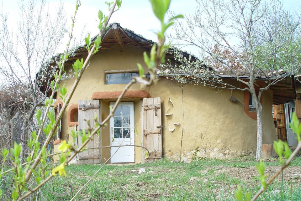 REPORTAJ/Ileana Mavrodin, arhitecta care a proiectat ”Castelul de lut din Valea Zânelor”, își dezvăluie secretele. Povestea caselor ”mângâiate”!