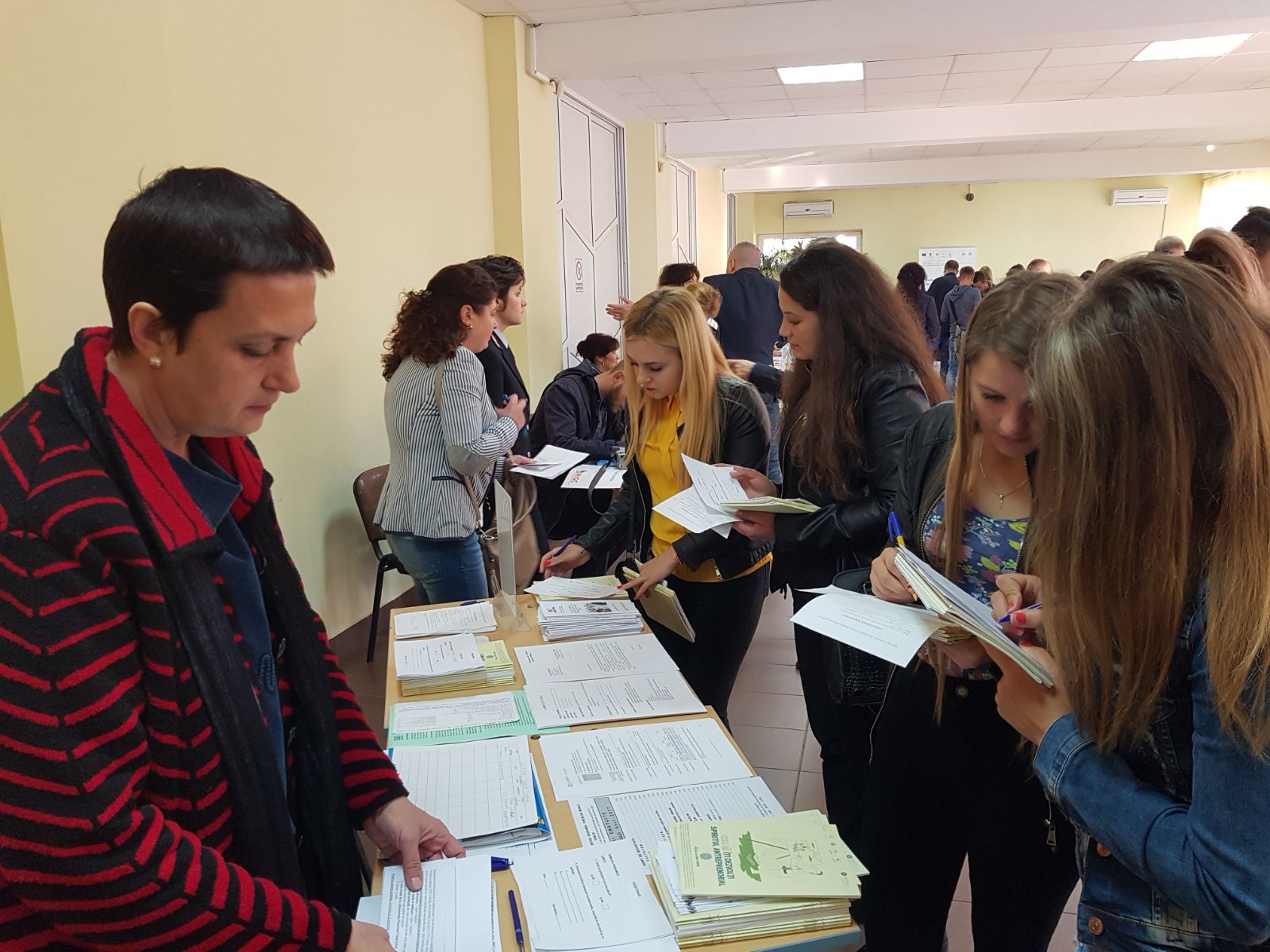 REPORTAJ: Campionii șomajului din România au tratat cu dispreț bursa locurilor de muncă pentru absolvenți de la Vaslui| GALERIE FOTO
