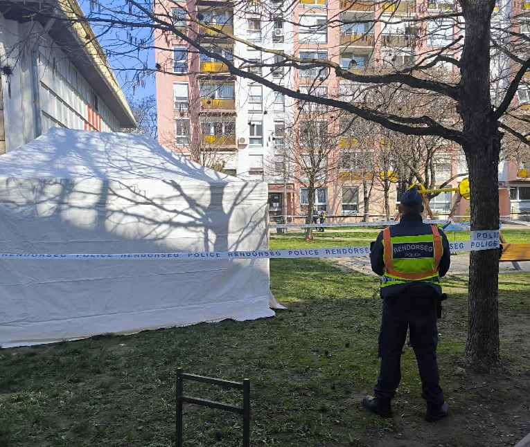 Most érkezett: holttestet találtak az egyik szekszárdi játszótéren