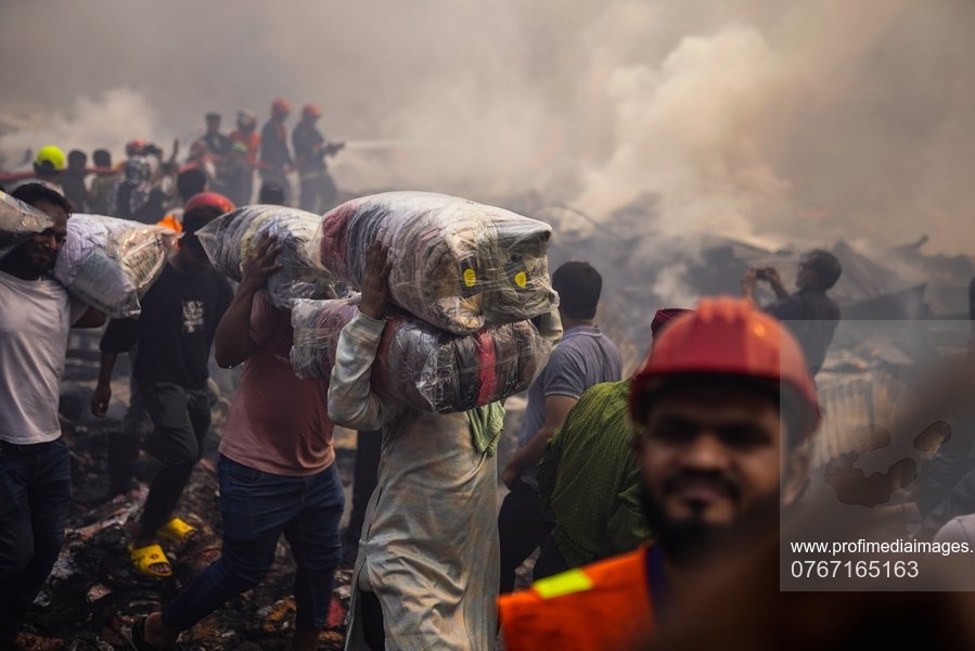 Sute de pompieri se luptă cu un incendiu masiv izbucnit la o piață de haine din capitala Bangladeshului