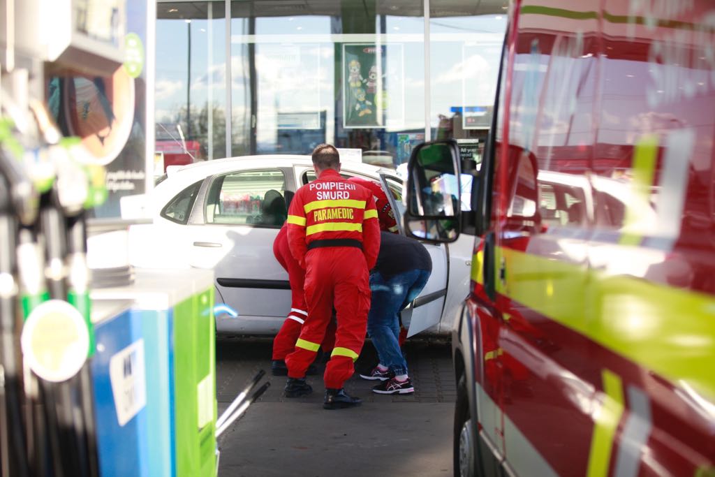 A murit într-o benzinărie de la ieșirea din Buzău după ce a făcut stop cardiac. Femeia se întorcea de la spital, din București- FOTO, VIDEO