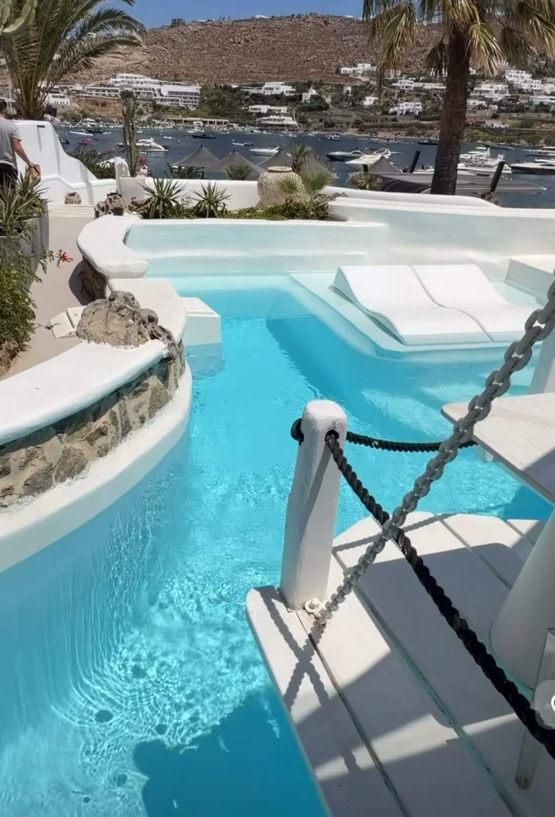 Bianca Drăgușanu, vacanță de lux în Mykonos alături de fiica ei. Cât costă o singură noapte la hotelul exclusivist ales de vedetă