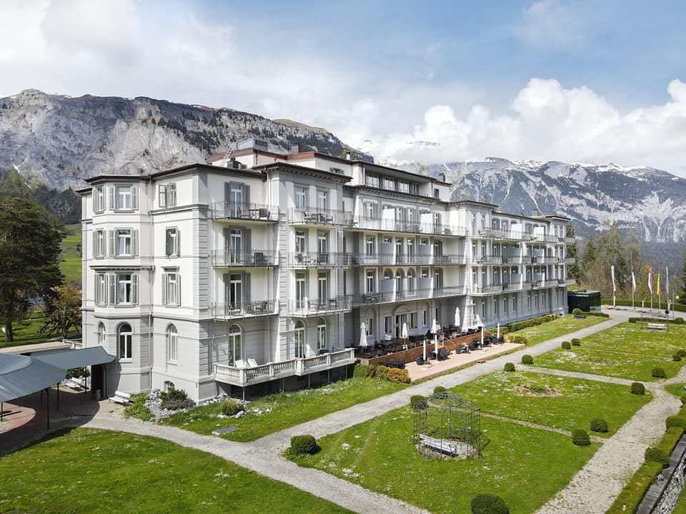 Noi detalii despre hotelul de lux cumpărat de „frații Dedeman” în Alpii elvețieni. Cât trebuie să investească