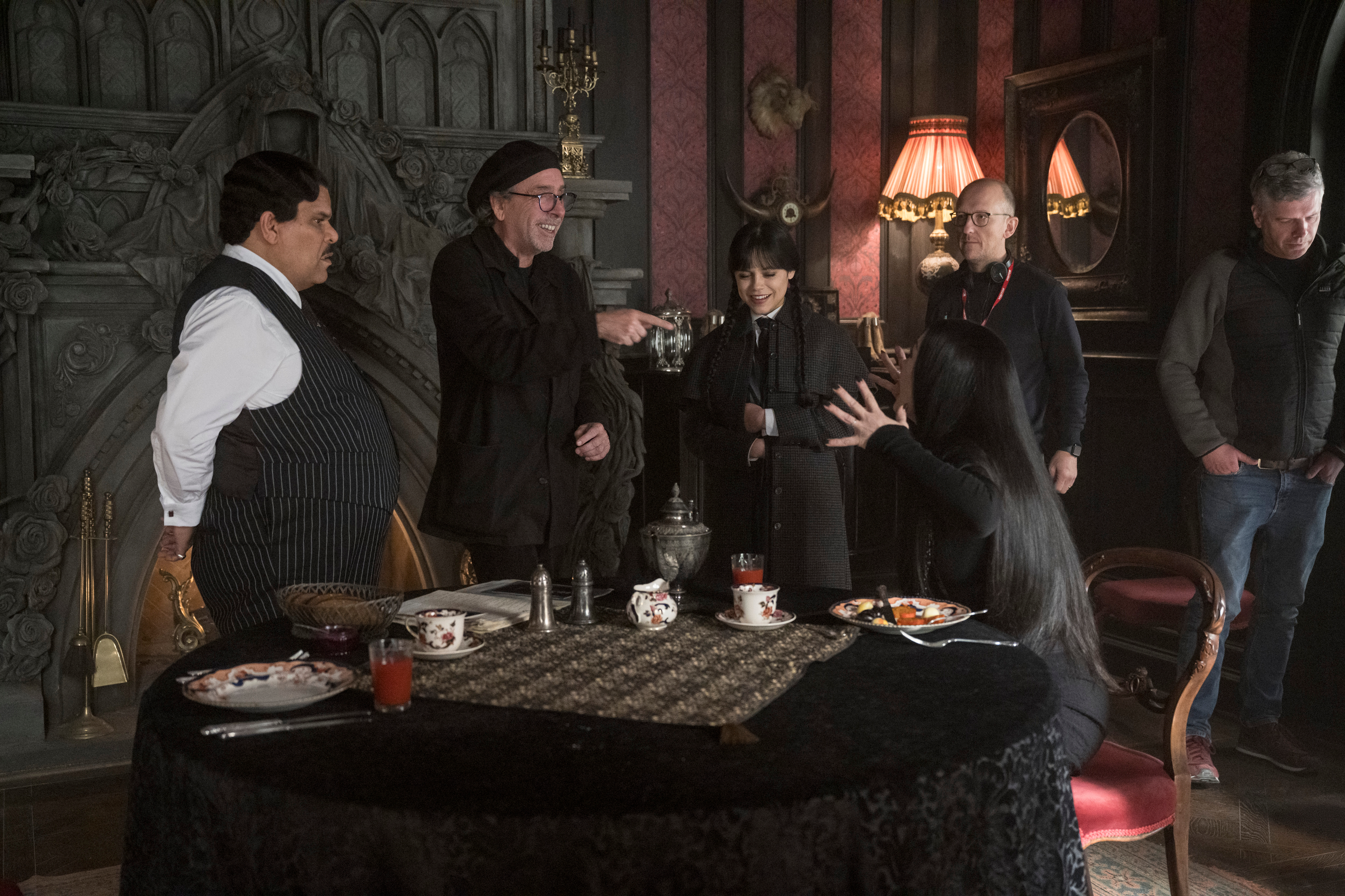Tim Burton, despre schimbările din sezonul 2 al serialului Wednesday. Cum a fost să filmeze în Irlanda, după ce a renunțat la România