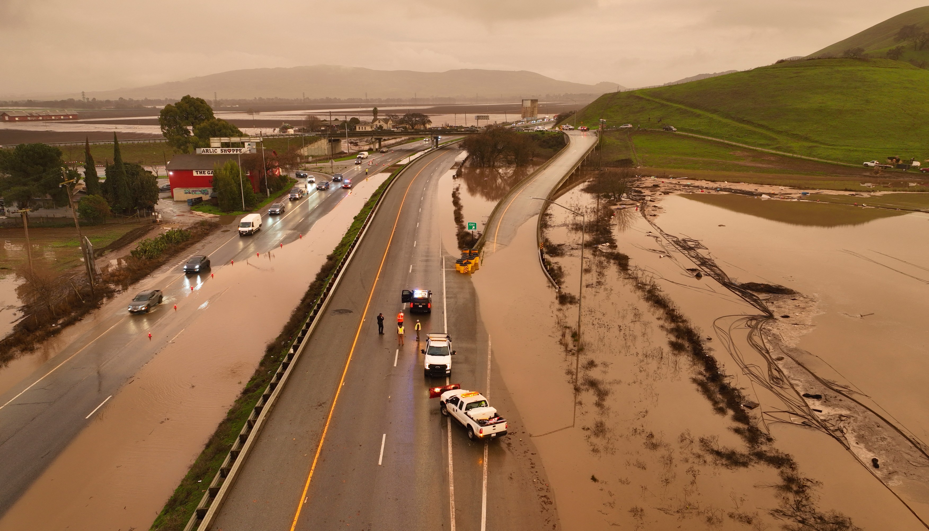 Statul California, măturat de inundații din cauza furtunilor puternice. Mii de locuitori evacuați și pene de curent masive