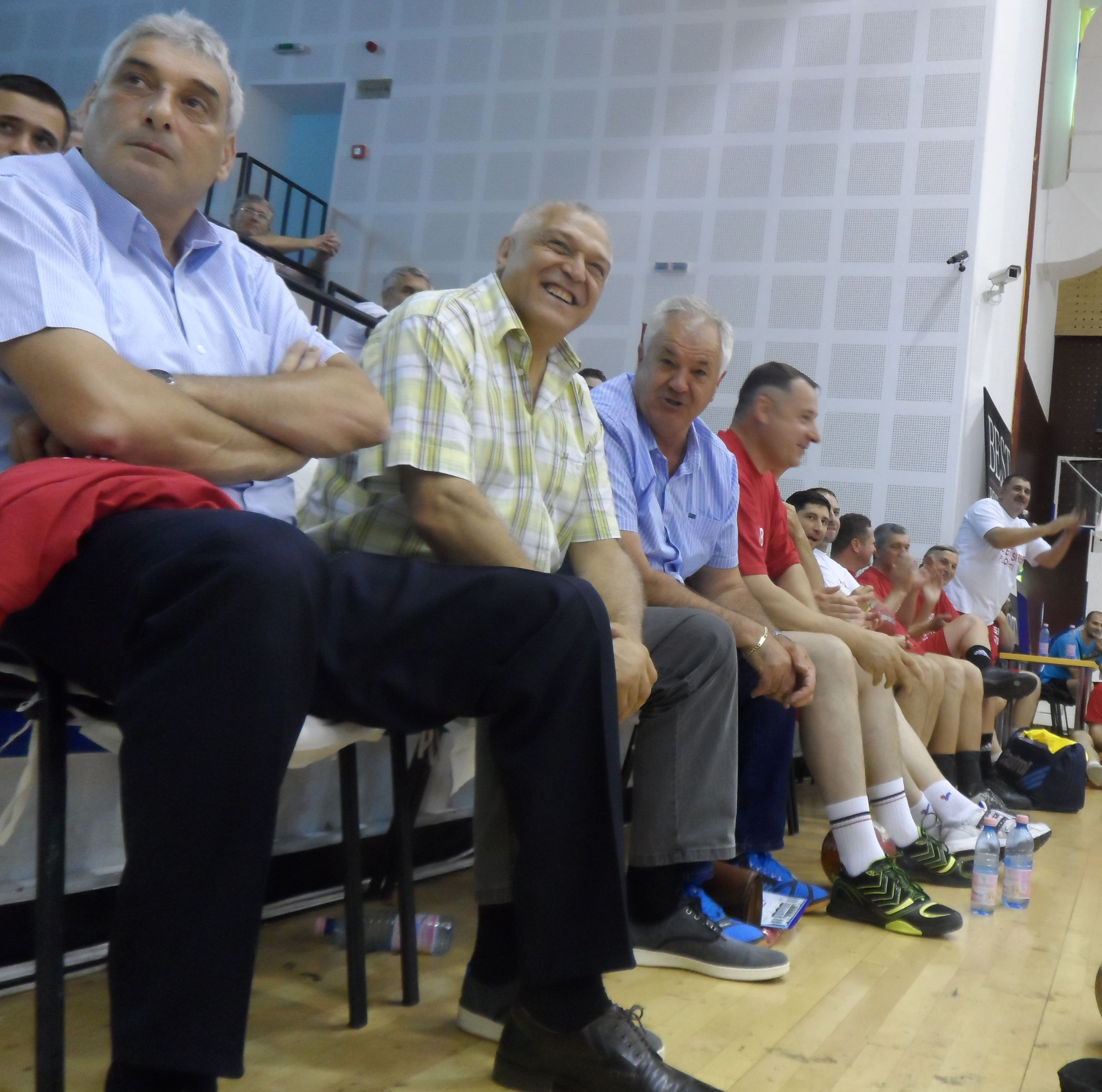 FOTO: Foste glorii ale handbalului s-au duelat la Ploieşti