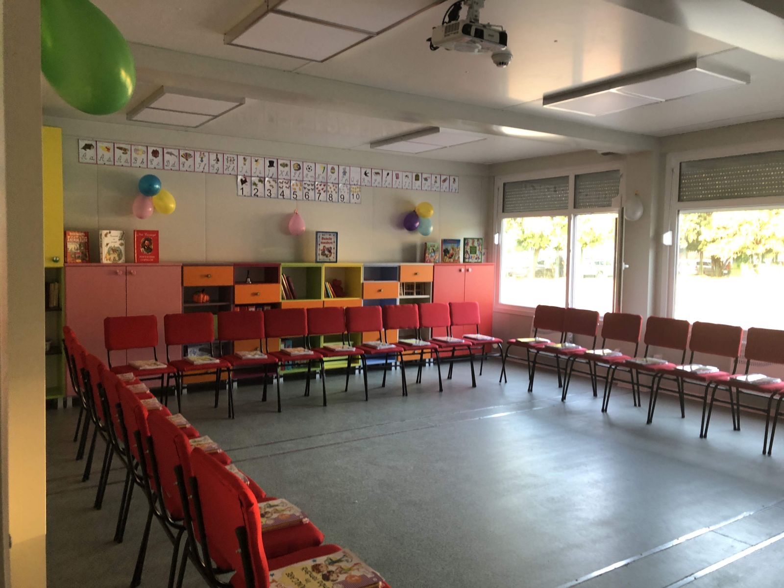 REPORTAJ/ Clopoțelul a sunat în containere la începerea noului an într-o școală din Timișoara. Primarul i-a îndemnat pe cei mici să devină ”oameni școlați” - FOTO