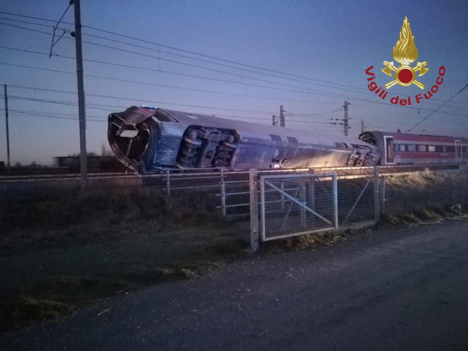 Un tren de mare viteză a deraiat în Italia. Cel puțin două persoane au murit şi 28 sunt rănite
