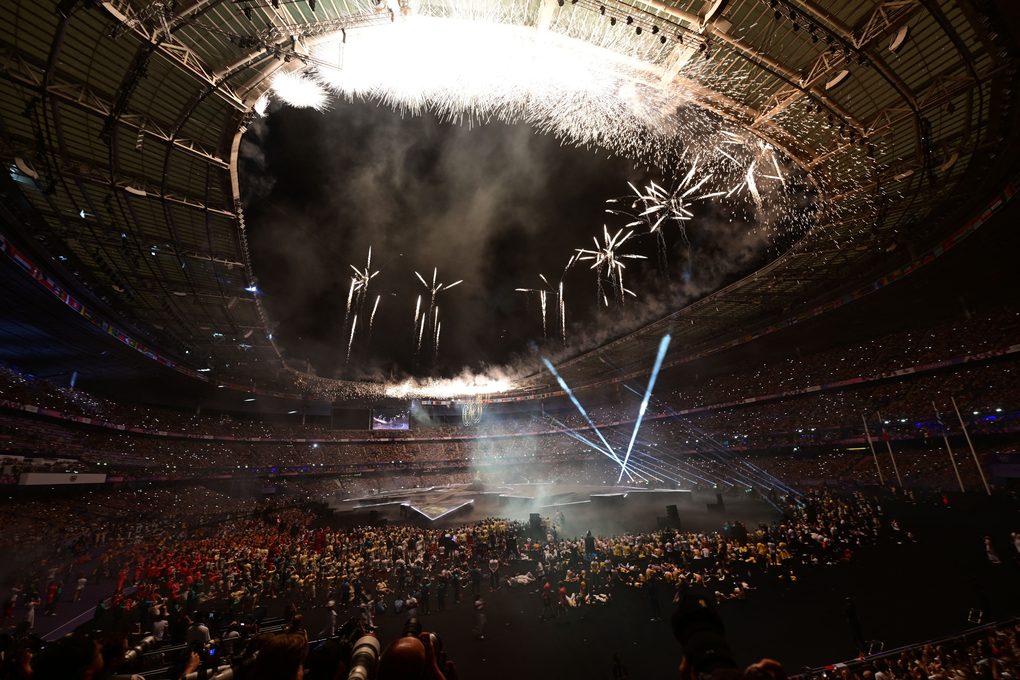 Jocurile Olimpice s-au încheiat cu o ceremonie spectaculoasă pe Stade de France. Tom Cruise a preluat ștafeta, după o cascadorie inspirată din filmele „Misiune Imposibilă”