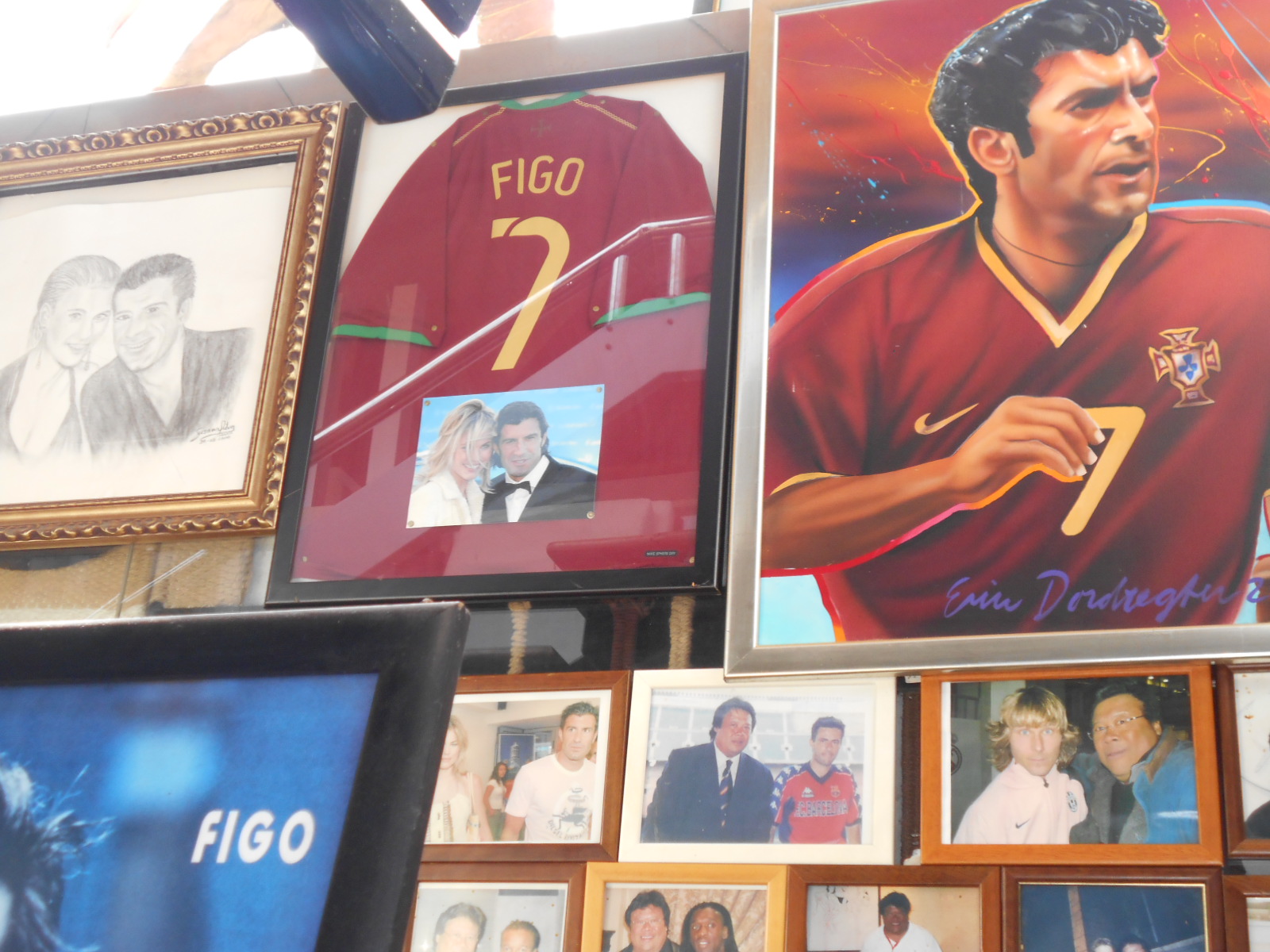 De vorbă cu chef-ul de la localul Sete Cafe, deținut de fostul mare fotbalist Luis Figo în stațiunea de lux portugheză Vilamoura, din Algarve: ^”E mort după carabineros, creveții gigant. Sunt foarte scumpi, dar el îi comandă zilnic!”