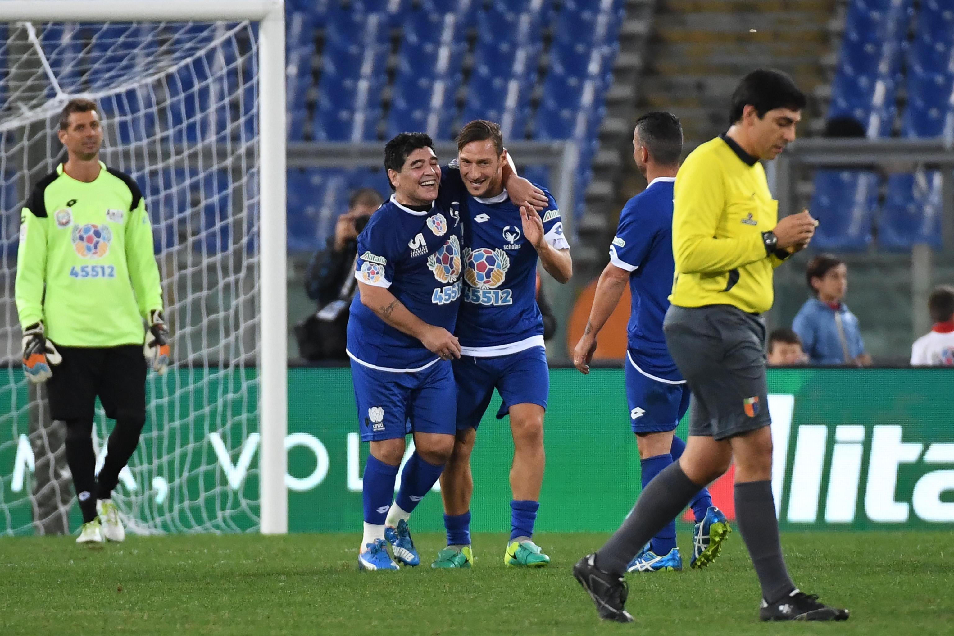 Diego Maradona a făcut circ la meciul caritabil ”Uniți pentru Pace”. ”Butoiașul atomic” s-a ciondănit cu Veron / GALERIE FOTO & VIDEO