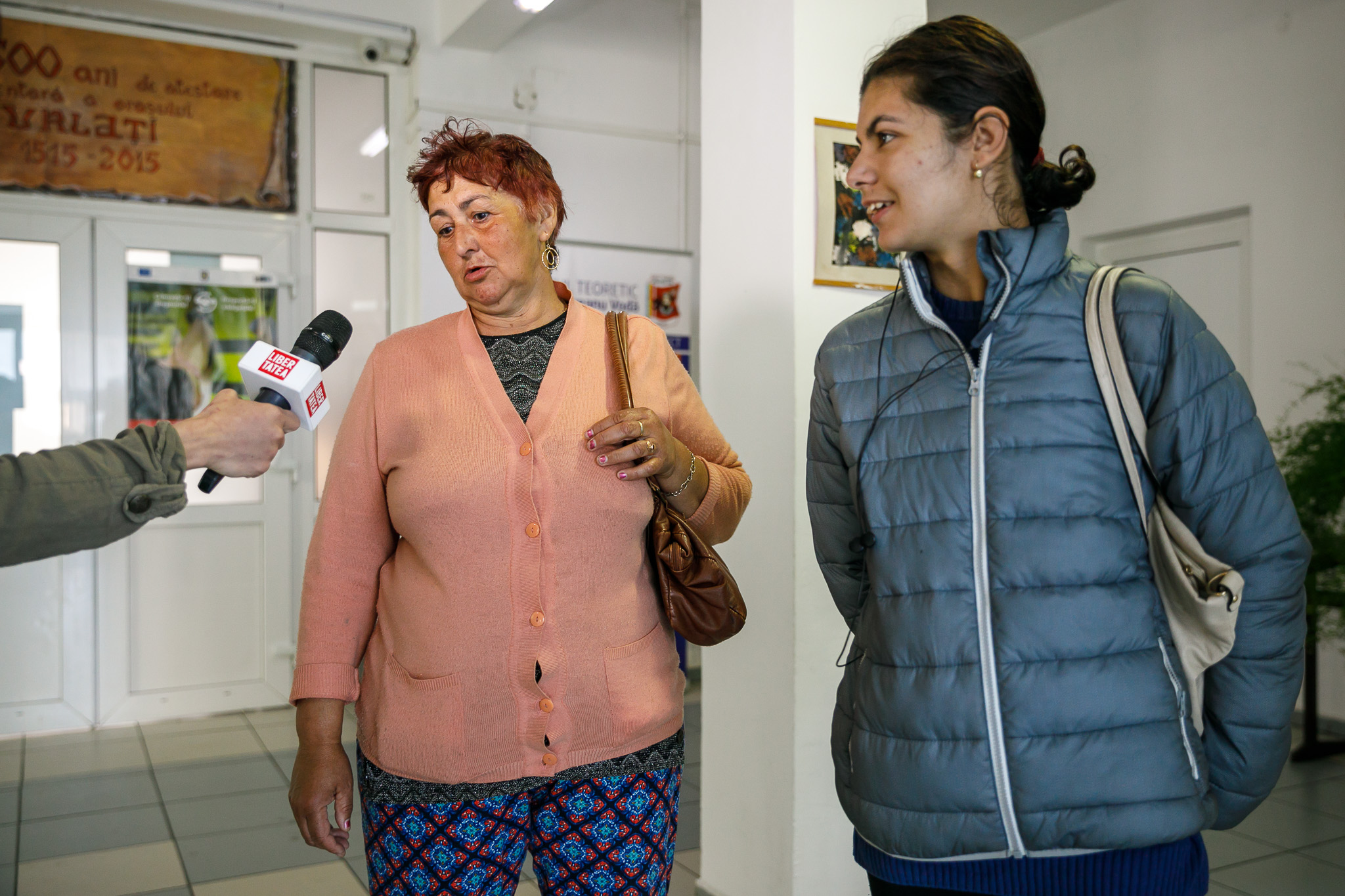 CORESPONDENȚĂ DIN URLAȚI | La europarlamentare, între „Hai, noroc!” și resemnare. La prima oră a dimineții, cârciuma era mai plină ca secția de votare