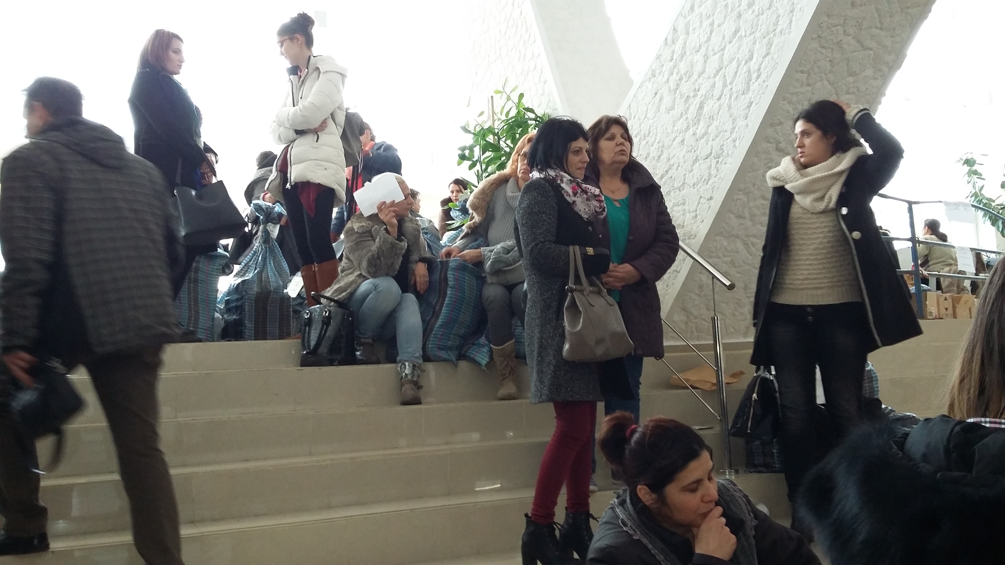 Alegeri parlamentare 2016: dorm pe sacii cu buletinele de vot! Stau la coadă să predea procesele verbale GALERIE FOTO