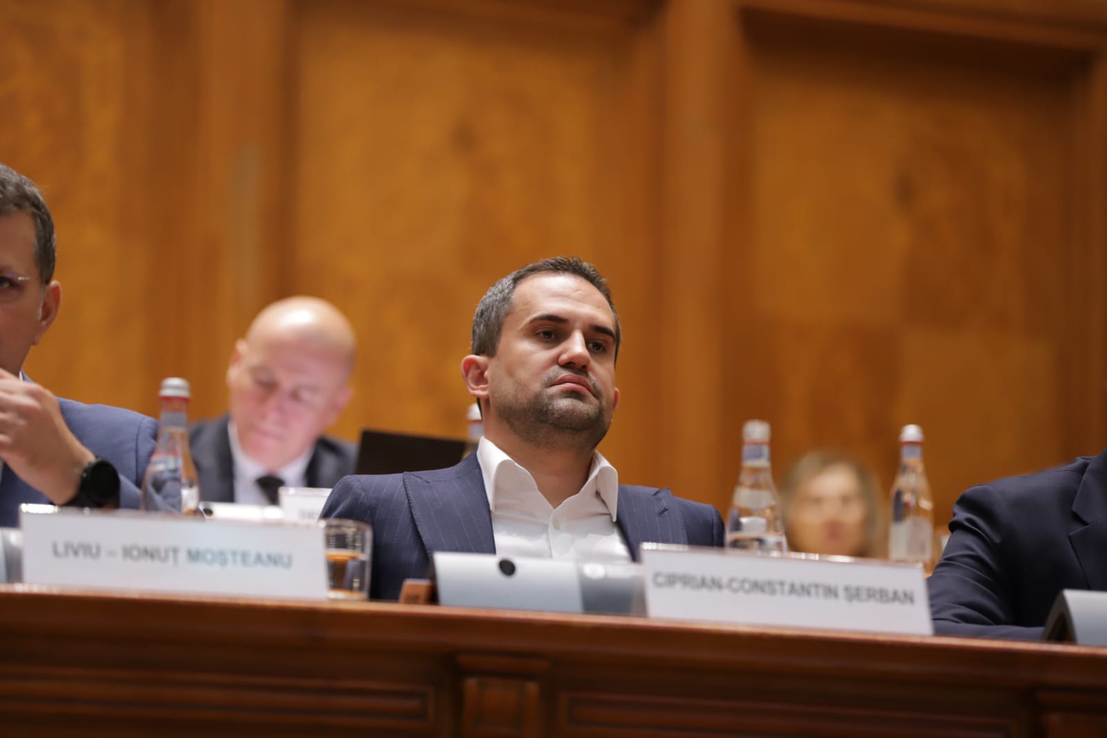 Toate cele patru moțiuni de cenzură depuse împotriva Guvernului Bolojan au fost respinse în Parlament. Ce urmează