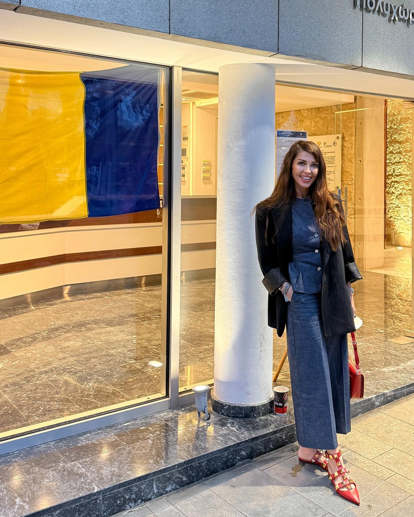 Unde a votat Ilinca Vandici. Îmbrăcată modern și încălțată cu pantofi de 1.000 de euro, vedeta a spus: „Nu contează unde te afli în lume, vocea ta contează!”