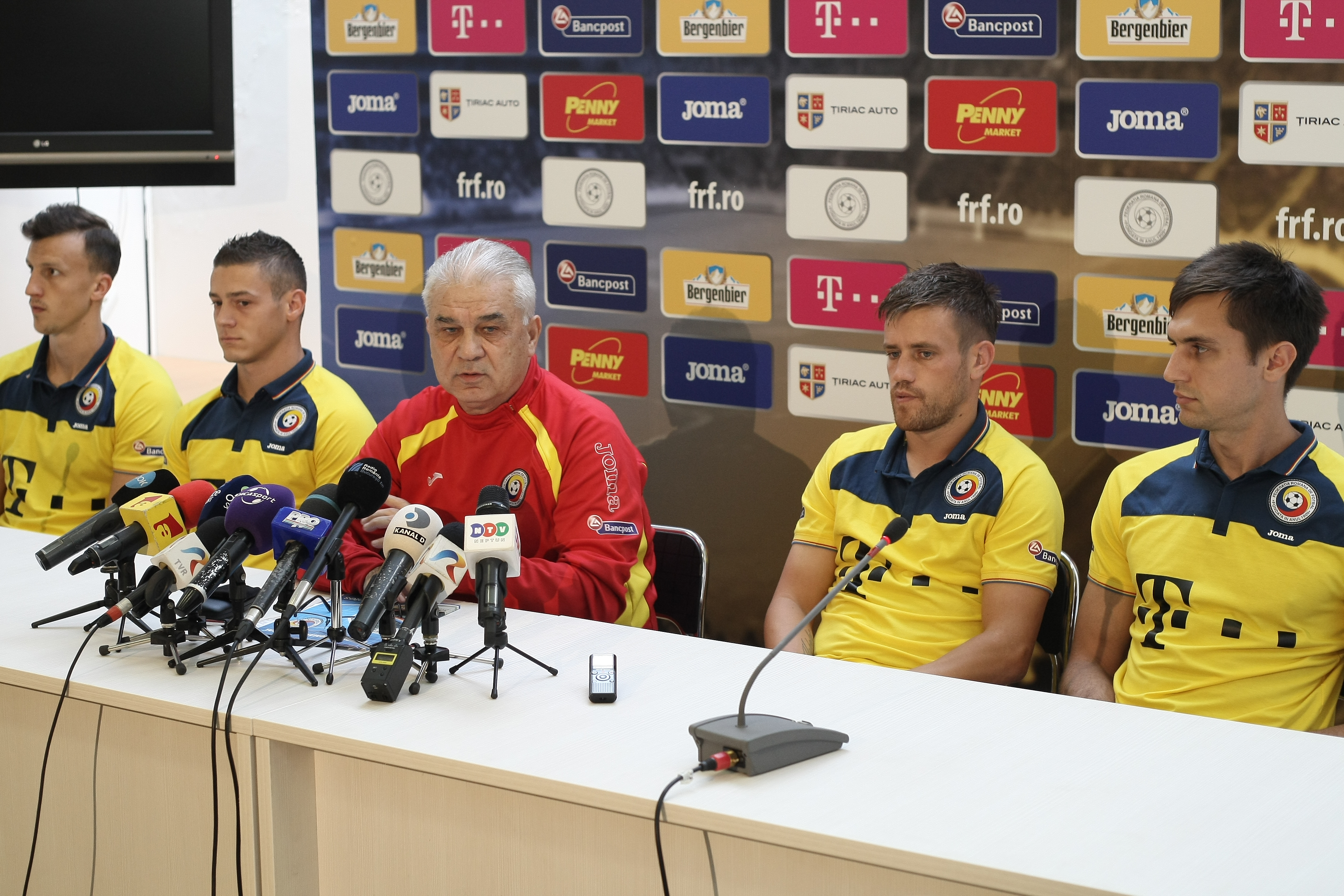 PRELIMINARIILE EURO 2016, ROMÂNIA - GRECIA (luni, ora 21.45, TVR 1) / Puiu e nervos. A plecat brusc din conferința de presă. Nu știe dacă va fi lăsat la cârma naționalei, ^dacă va califica echipa la turneul final din Franța. Ce au declarat tricolorii la Mogoșoaia / GALERIE FOTO