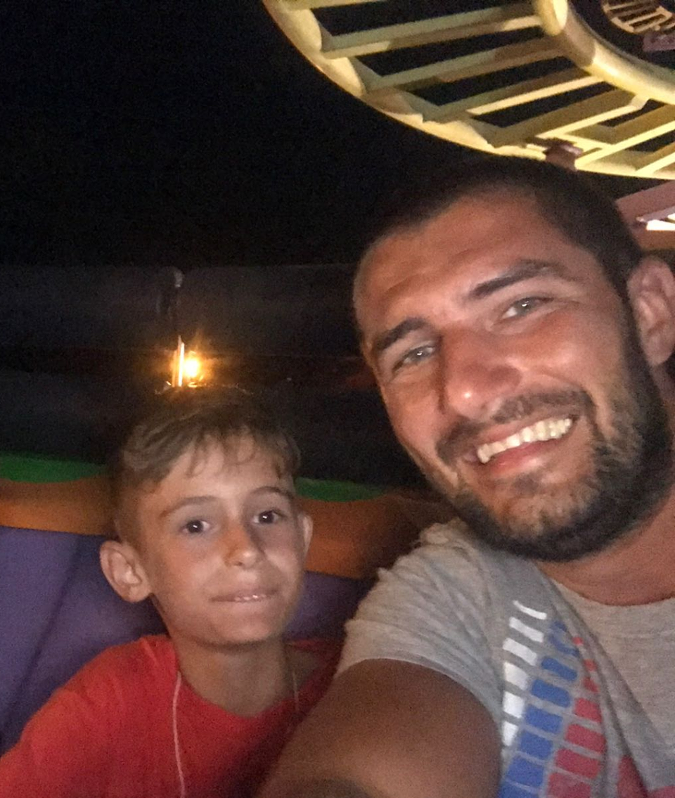 Ce nu știai despre tatăl Cătălin Cazacu. Este topit după fiul său și e bucuros că acesta își trăiește copilăria „pe stil vechi” | FOTO