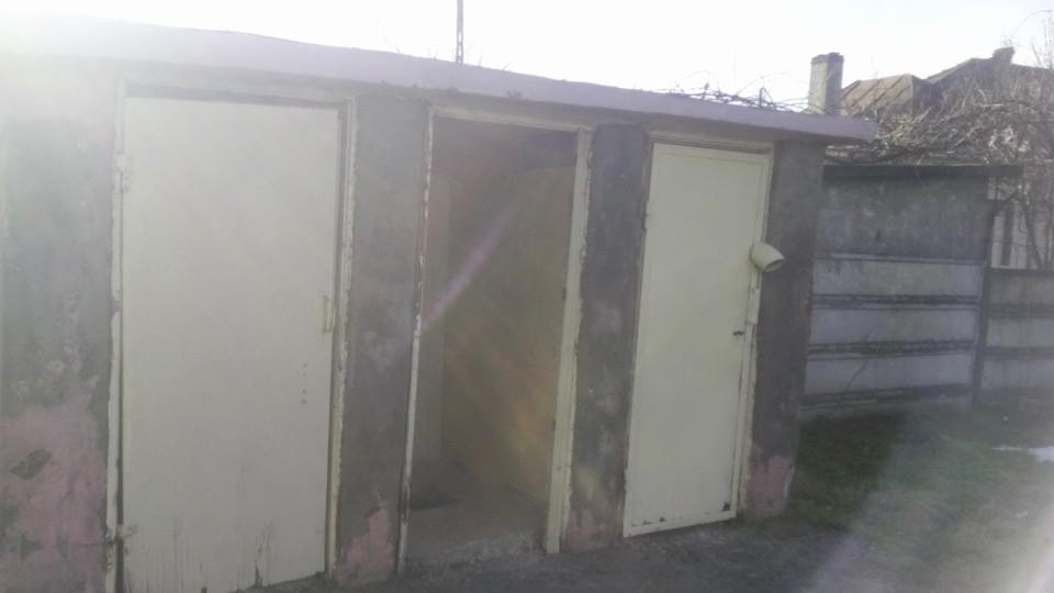 Elevii unei şcoli din Craiova se duc la o toaletă fără uşi! GALERIE FOTO