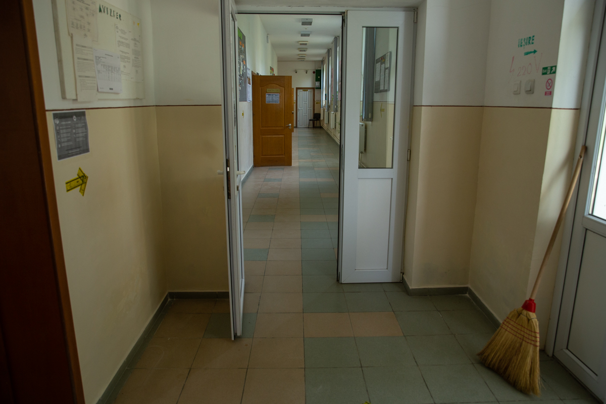 REPORTAJ. Pentru mii de copii de la sate, noul an şcolar va însemna măşti chinezeşti, întoarcerea la toaletele turceşti şi la minciunile româneşti!