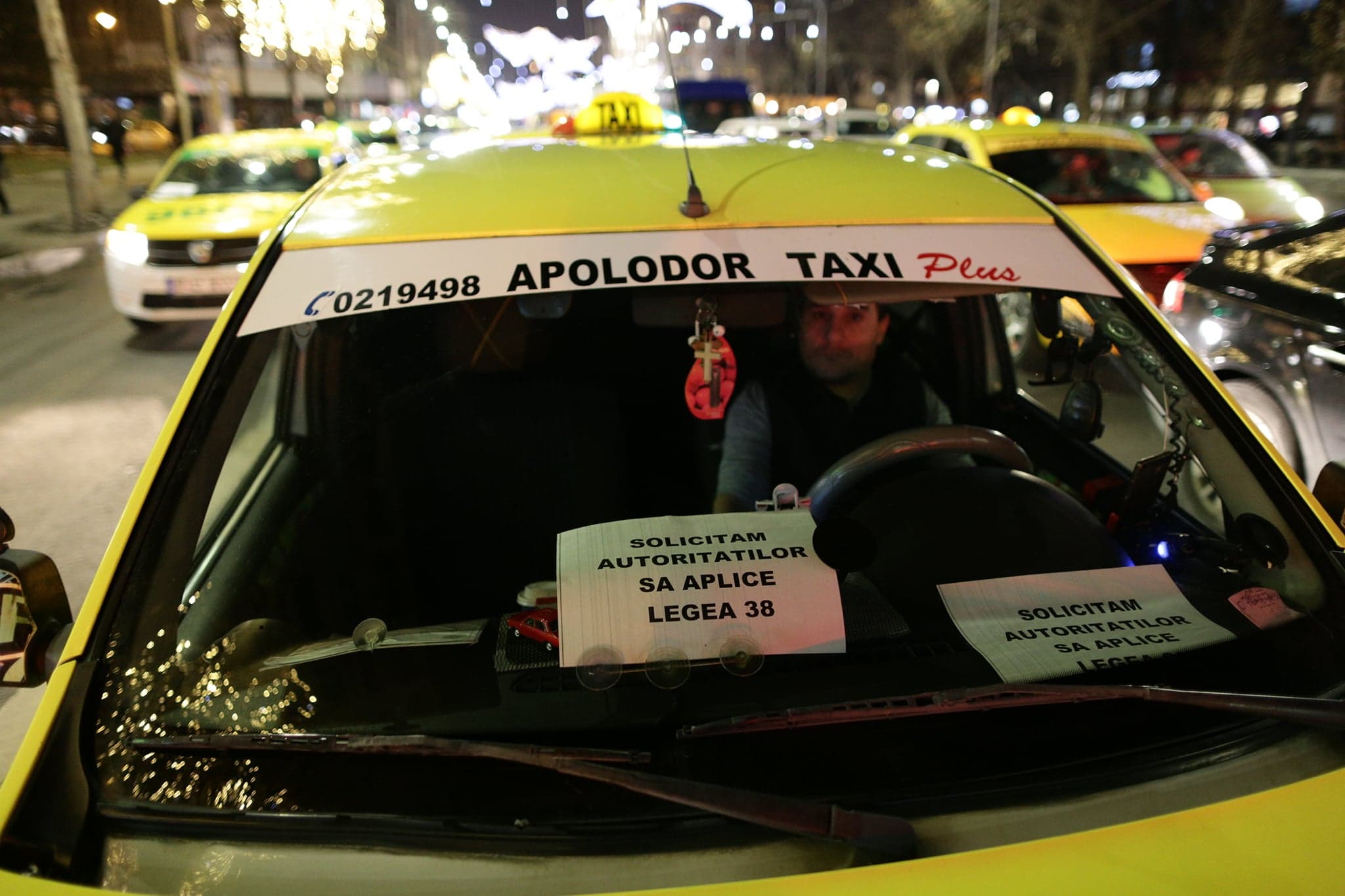 UPDATE: Protestul taximetriștilor din București față de Uber s-a încheiat. "Vom ieşi în fiecare seară, până se va face ceva" / FOTO&VIDEO