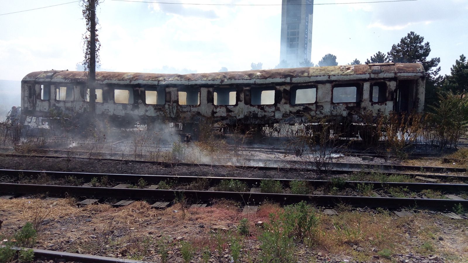 UPDATE: Incendiu în Gara Basarab, la un vagon dezafectat. Pompierii au stins flăcările - FOTO