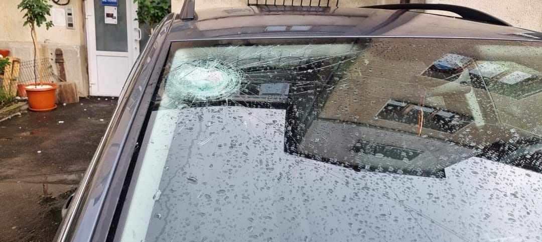 Grindină mai mare decât oul de găină în Vâlcea. Județul a fost sub cod roşu de vijelii