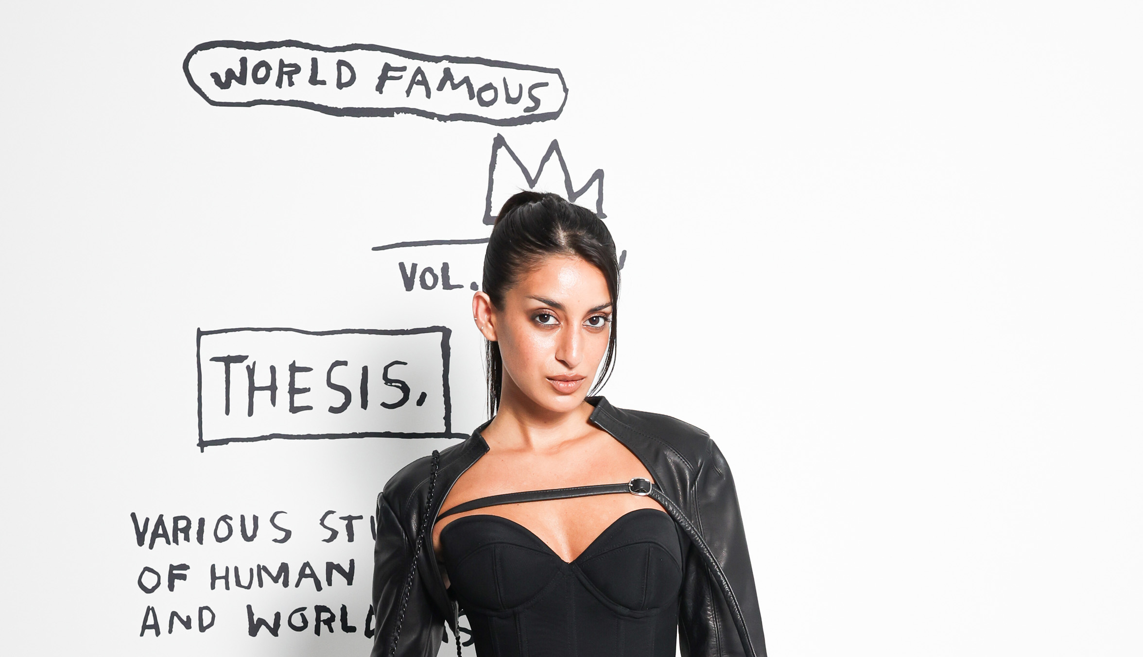 Anaa Saber inluenszer a H&M Basquiat kollekciójának egyik darabját viseli