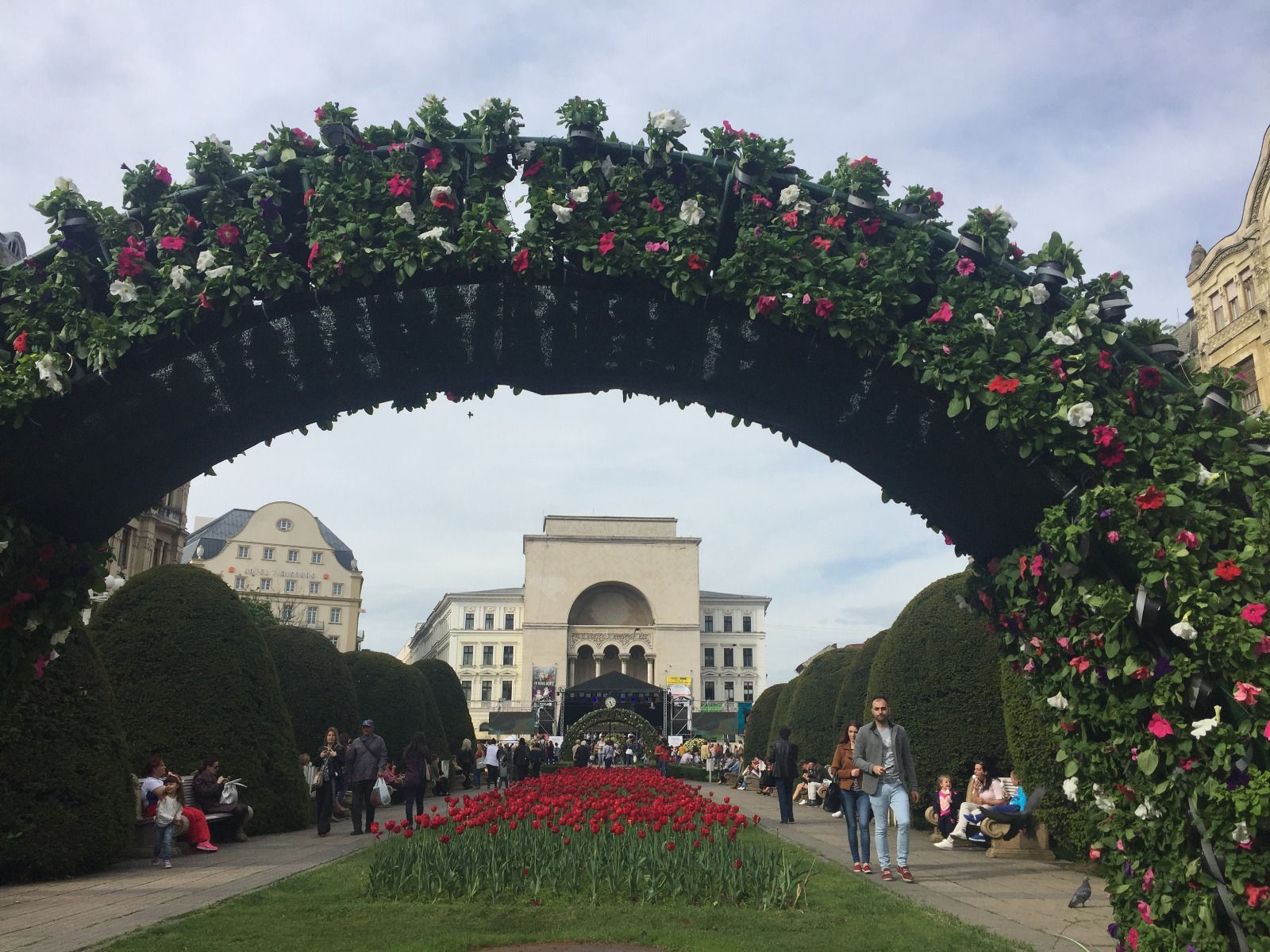 Festivalul florilor umple Timișoara de culoare și miros. În centrul orașului vor defila prințese cu calești (FOTO)