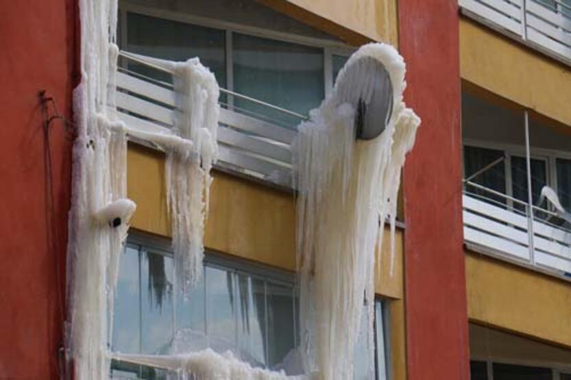 „Ice Age”, după cutremure. Un bloc avariat din Malatya s-a transformat într-o peșteră de gheață
