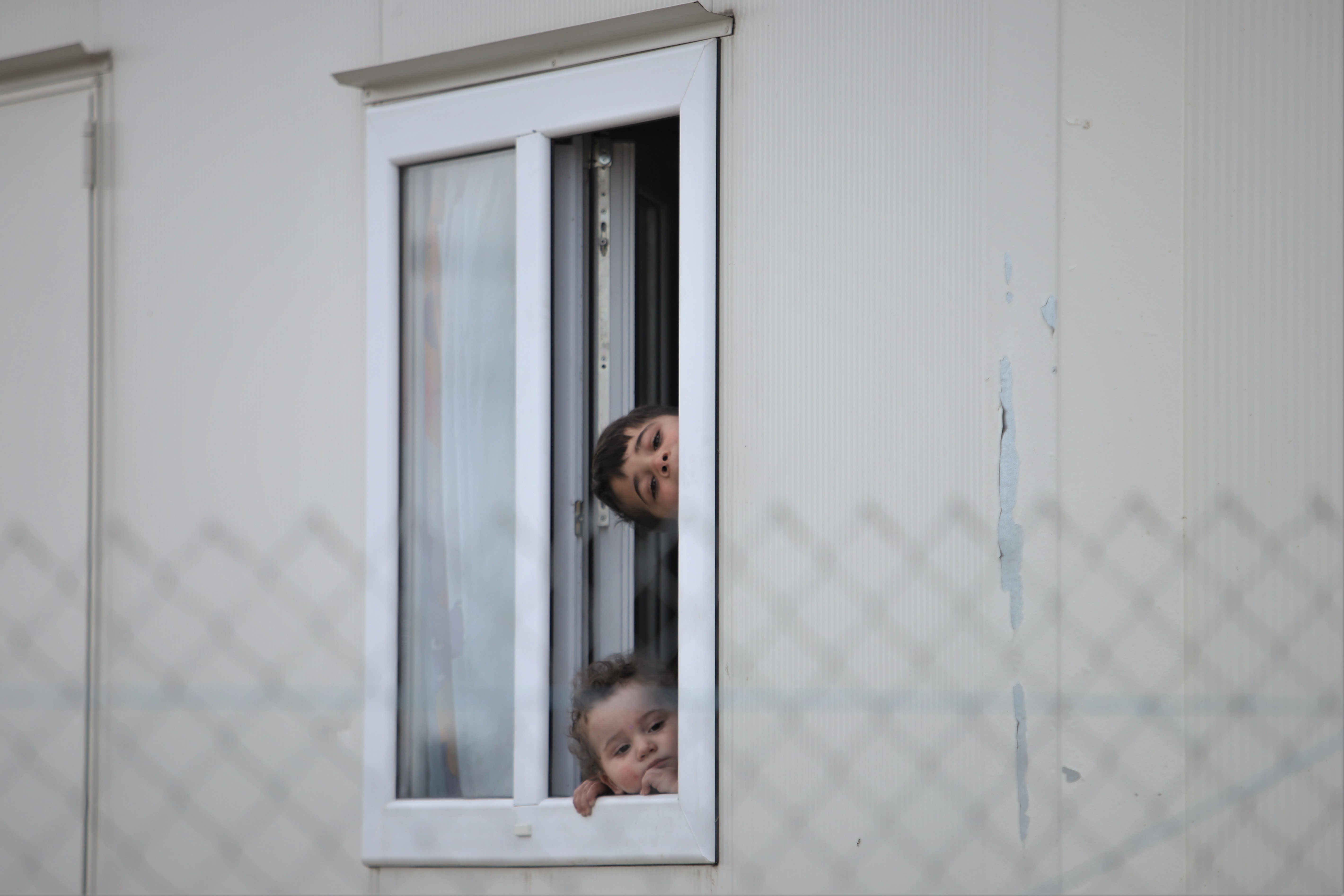 REPORTAJ. Viața chinuită a unei familii cu cinci copii, care s-a mutat din grajd în container: „Primăria nu ne dă hârtie să ne legăm la curent”. De ce i-a lăsat și fără ajutorul social