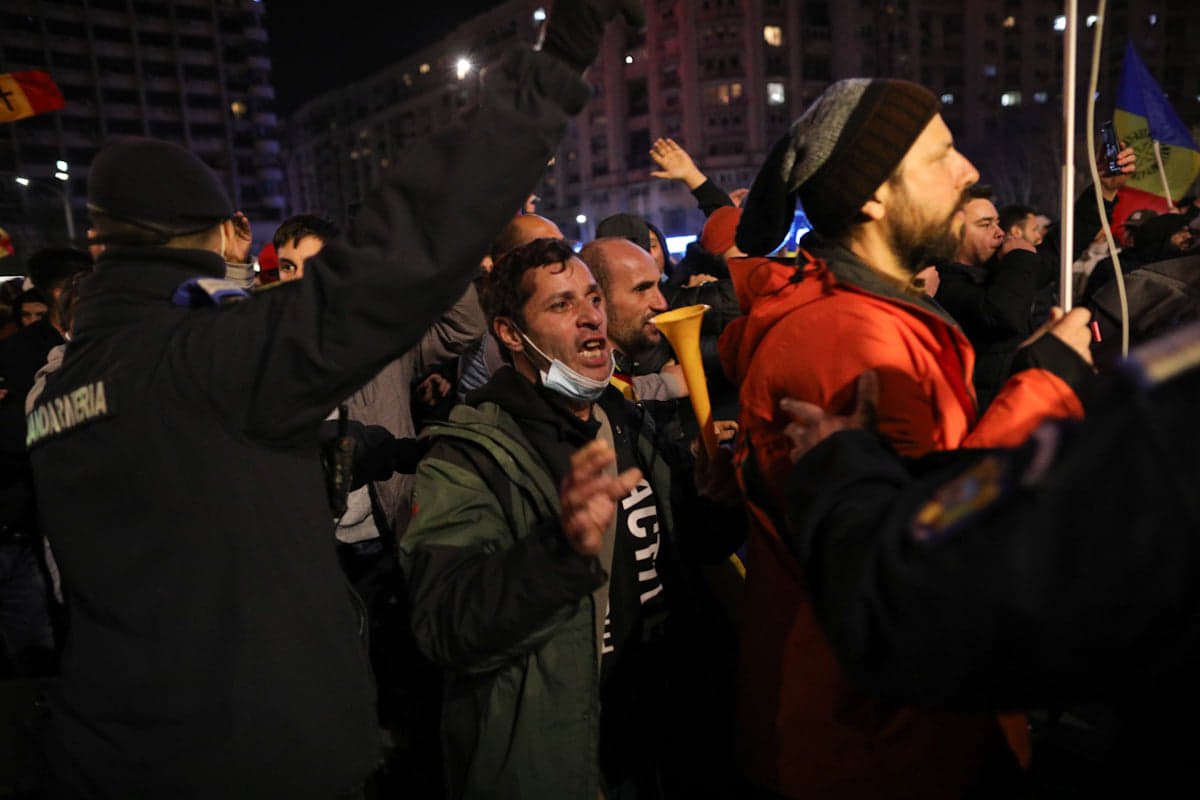 Protestul anti-restricții din Capitală, încheiat cu violențe și arestări. Manifestații și în alte orașe din țară