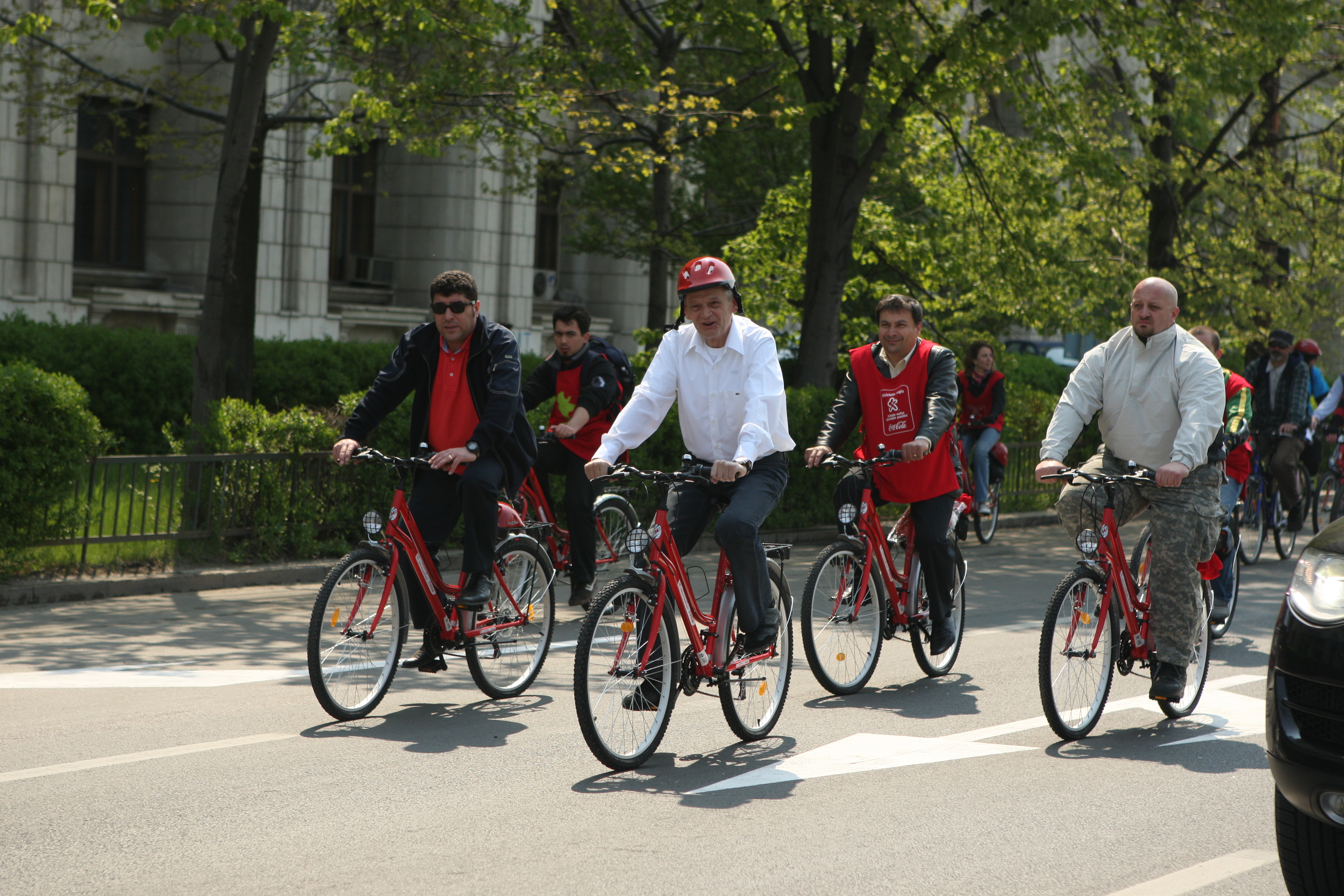 GALERIE FOTO/Politicieni pe bicicletă: ce promisiuni fanteziste au făcut oficialii, de pe două roți