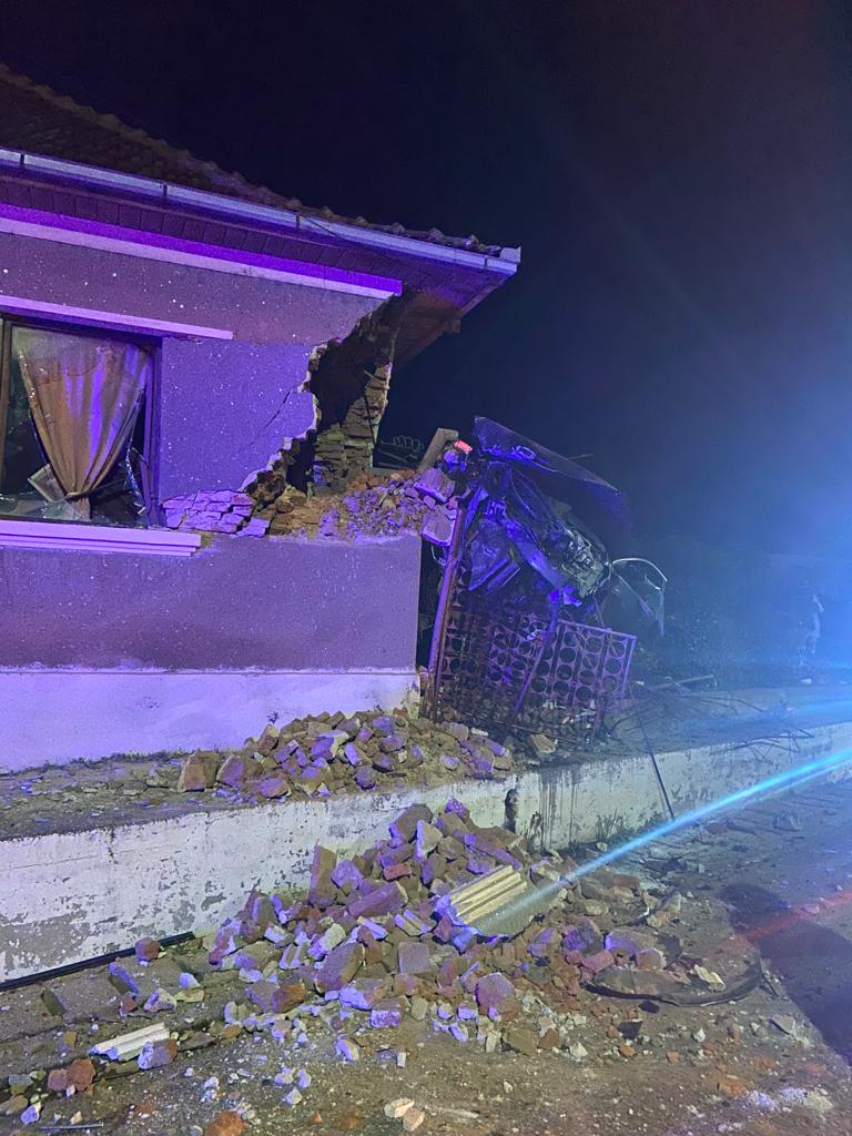 Tânăr șofer mort, după ce a zburat cu mașina de pe șosea și a intrat prin zidul unei case, la Rătești, în Satu Mare