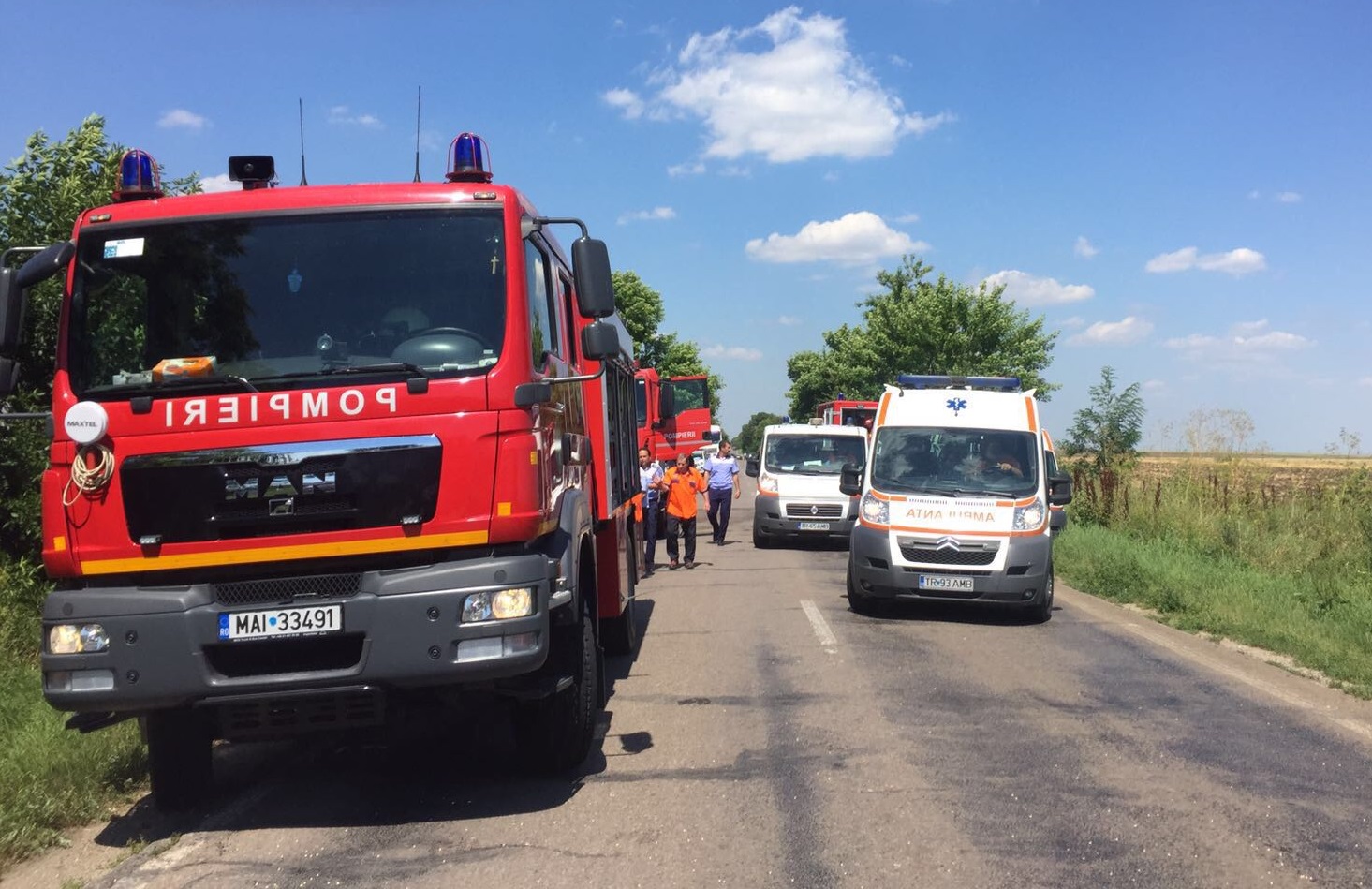 FOTO&VIDEO/ Un mort și 13 răniți, după ce un microbuz s-a lovit de un TIR. Cauza accidentului