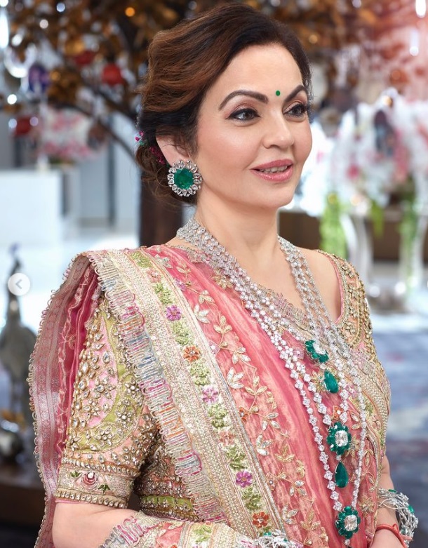 Cine e designerul care a îmbrăcat-o pe Iulia Vântur la nunta fiului celui mai bogat om din India. S-a duelat în ținute cu mireasa și soacra ei