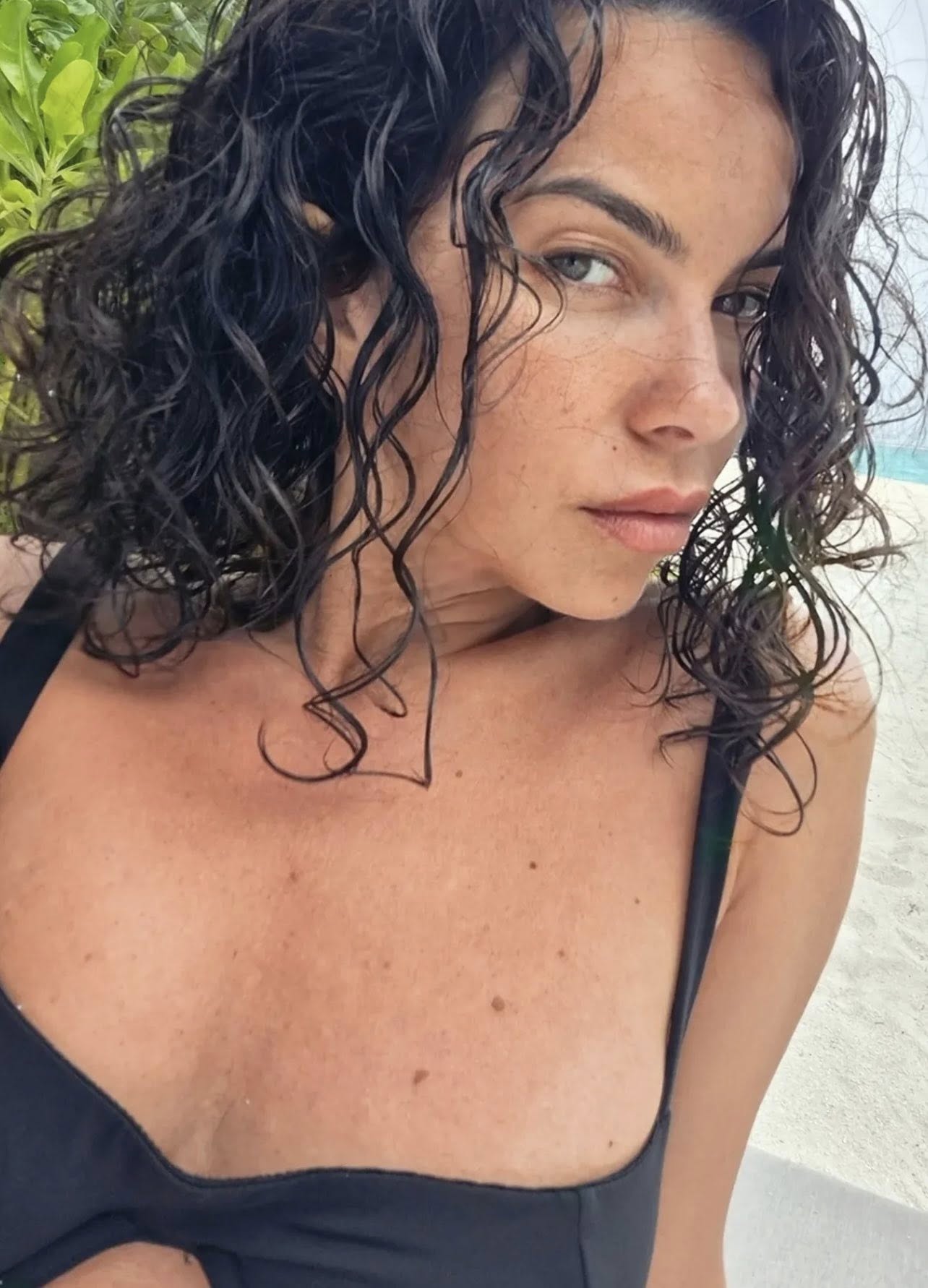 Imagini cu INNA în costum de baie, în Maldive. Cât costă o noapte în resortul de lux unde e cazată: „Meriți o vacanță”