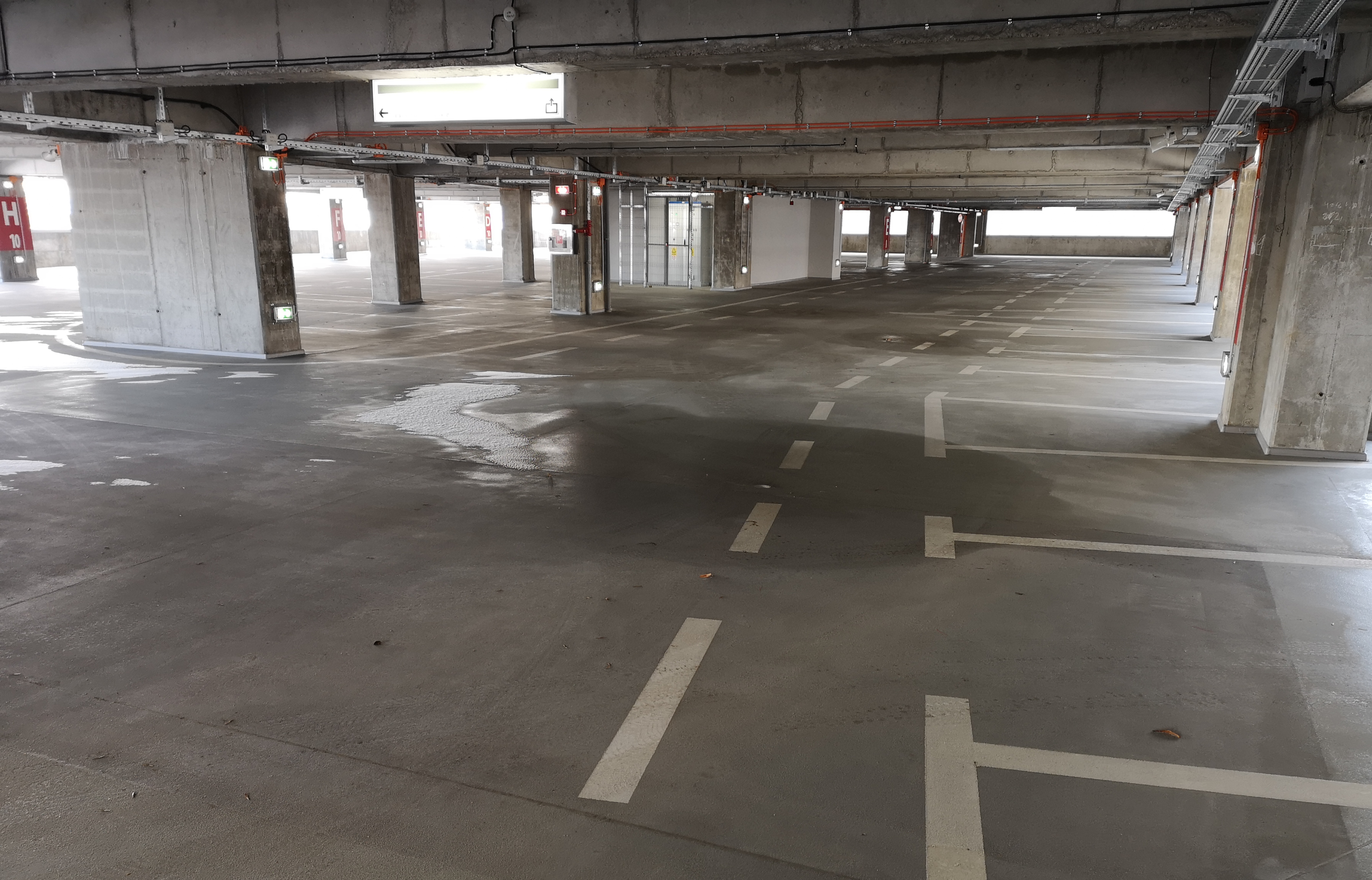 FOTO | Parcarea de 365 de milioane de lei zace goală. Șoferii aleg să parcheze lângă clădirea Străulești inaugurată acum două luni
