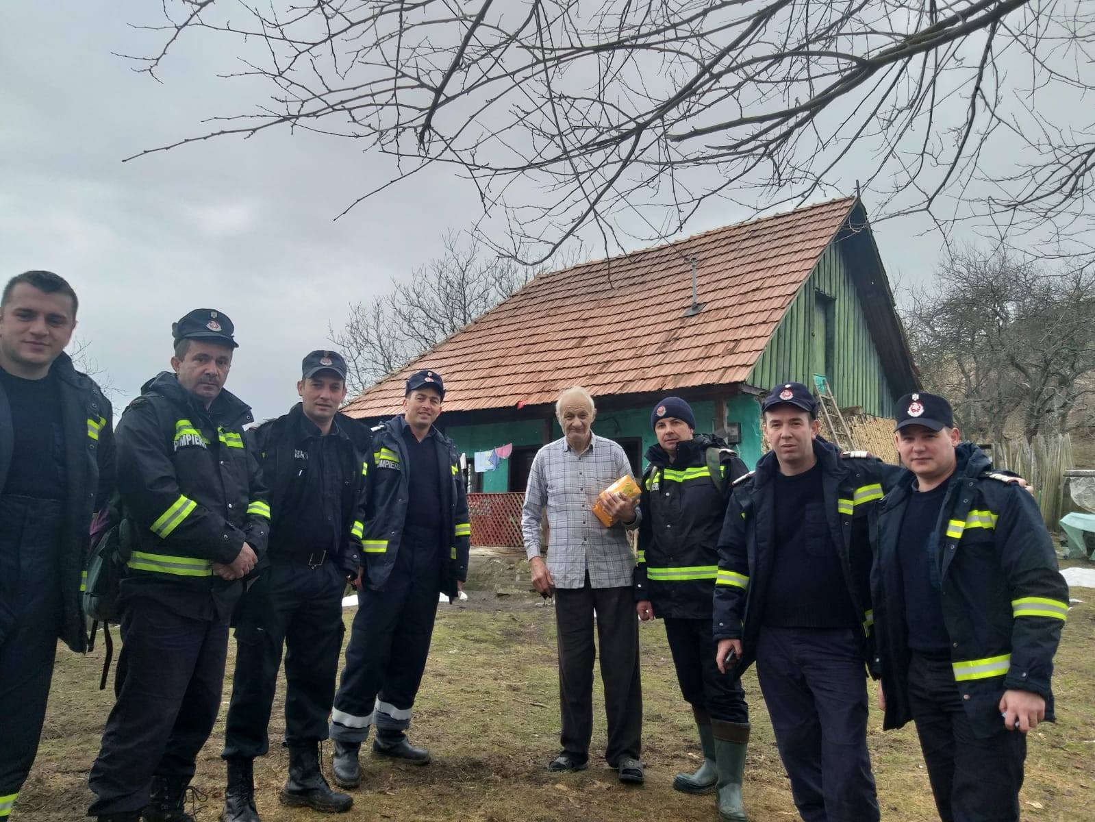 Ajutor nesperat pentru bătrânii din satele risipite din Munții Apuseni. Pompierii le-au adus în ranițe mâncare și apă / FOTO